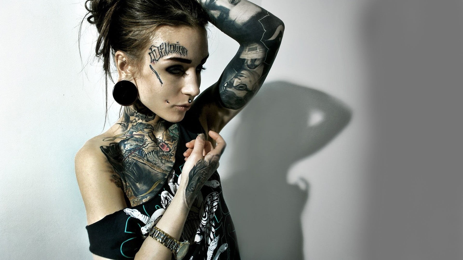 studio shot, 1080P, human body part, portrait, arms up, beauty, make-up, fashion, indoors, silver colored, top, model, Monami Frost, hairstyle, black, HD Wallpaper