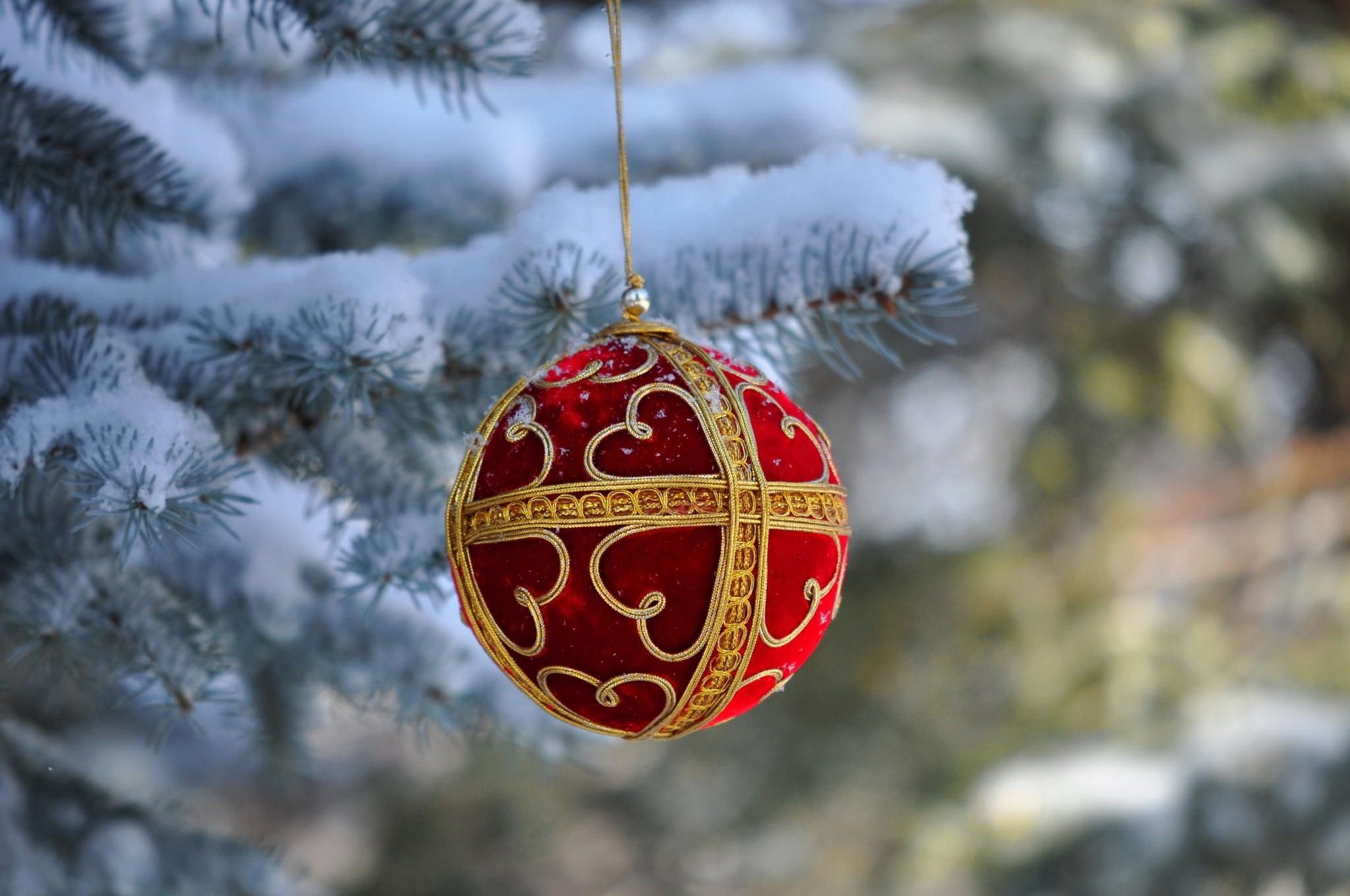 ball, decoration, New Year, gold, red, Christmas, new, bauble, year, 1080P, snow, HD Wallpaper