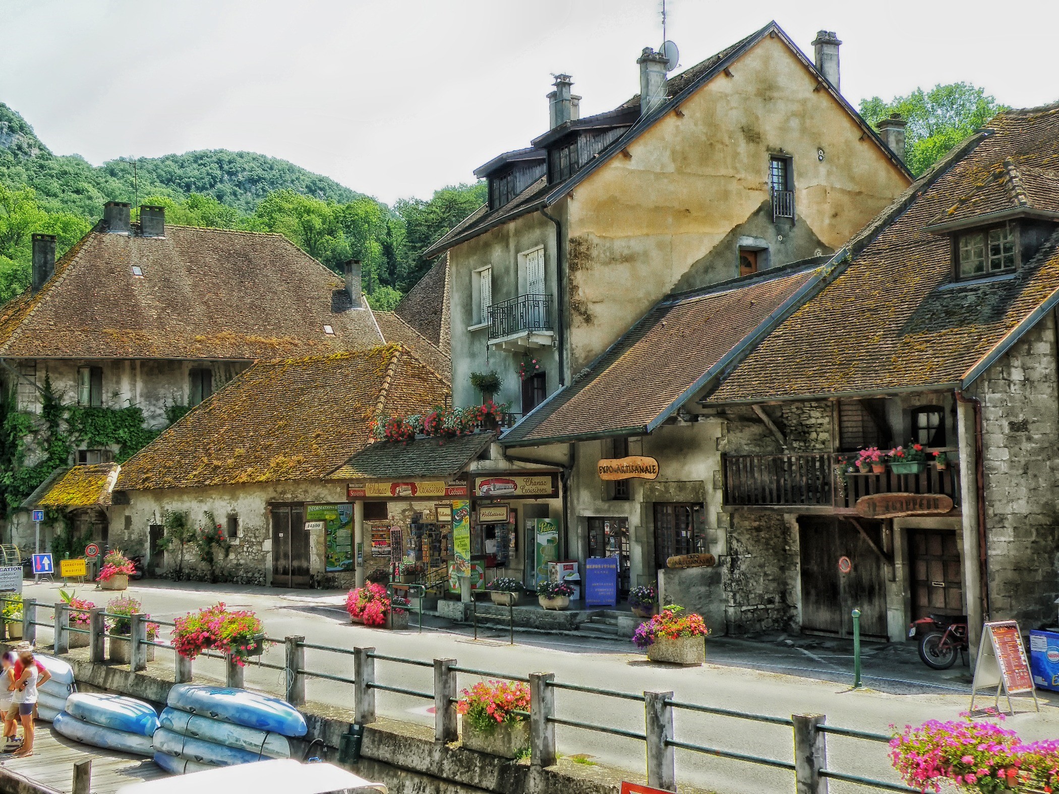 mode of transportation, built structure, town, mountain, architecture, white, houses, day, nature, street, outside, hdr, cultures, trees, shops, buildings, HD Wallpaper