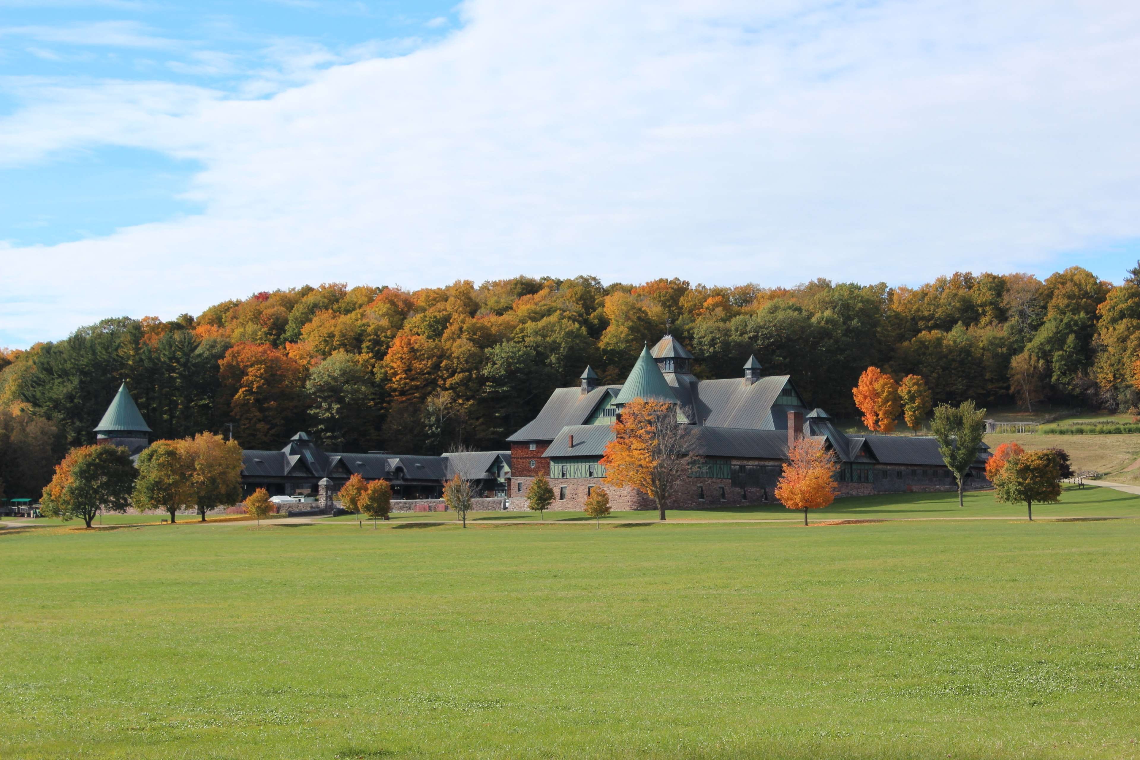 cloud - sky, no people, grass, outdoors, green color, landscape, sky, fall, growth, land, burlington, beauty in nature, built structure, day, shelburne, HD Wallpaper