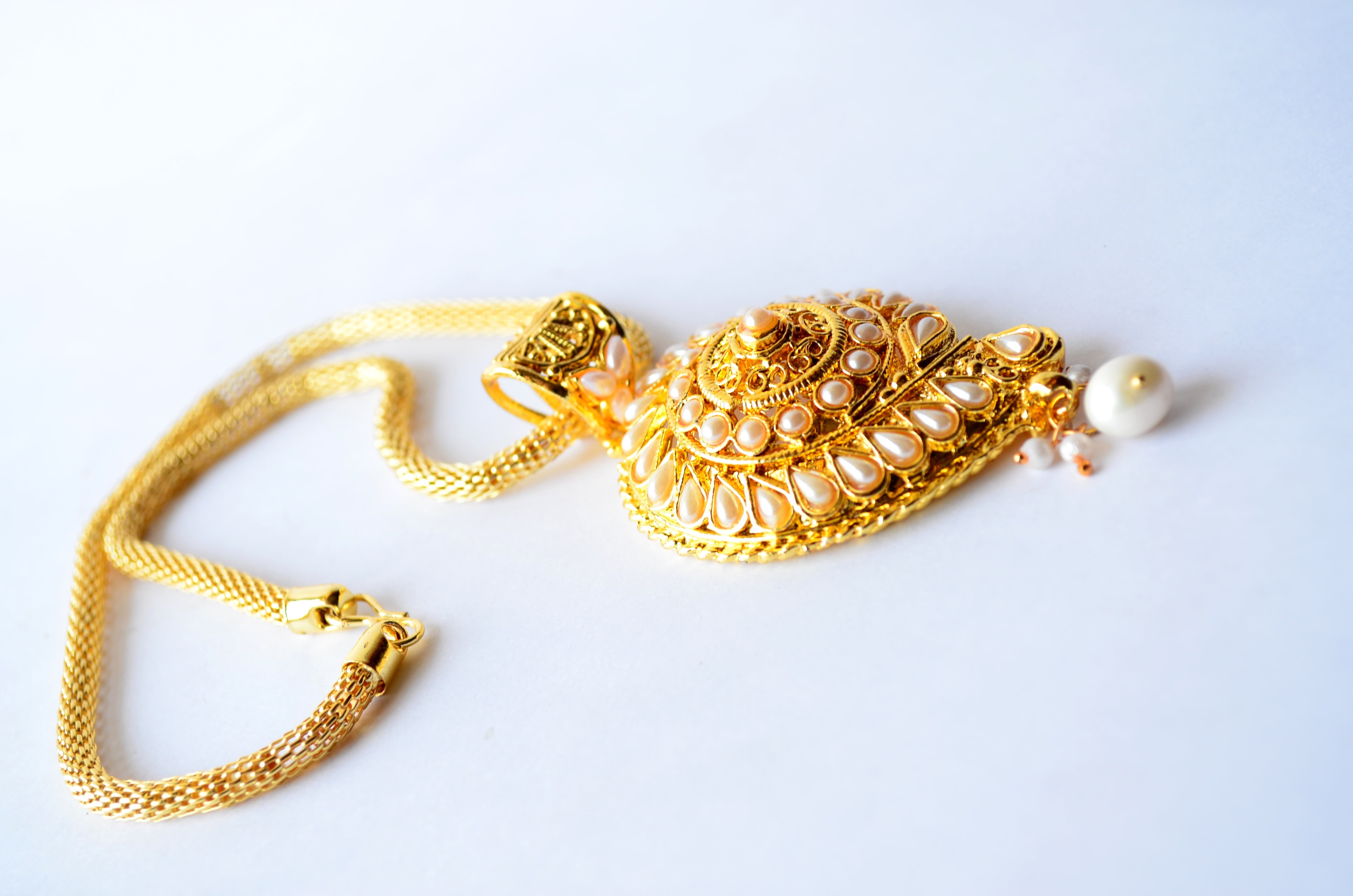 fashion, antique, expense, single object, gemstone, jewelry, gold colored, golden, close-up, pearl jewelry, no people, ornate, expensive, studio shot, wealth, HD Wallpaper