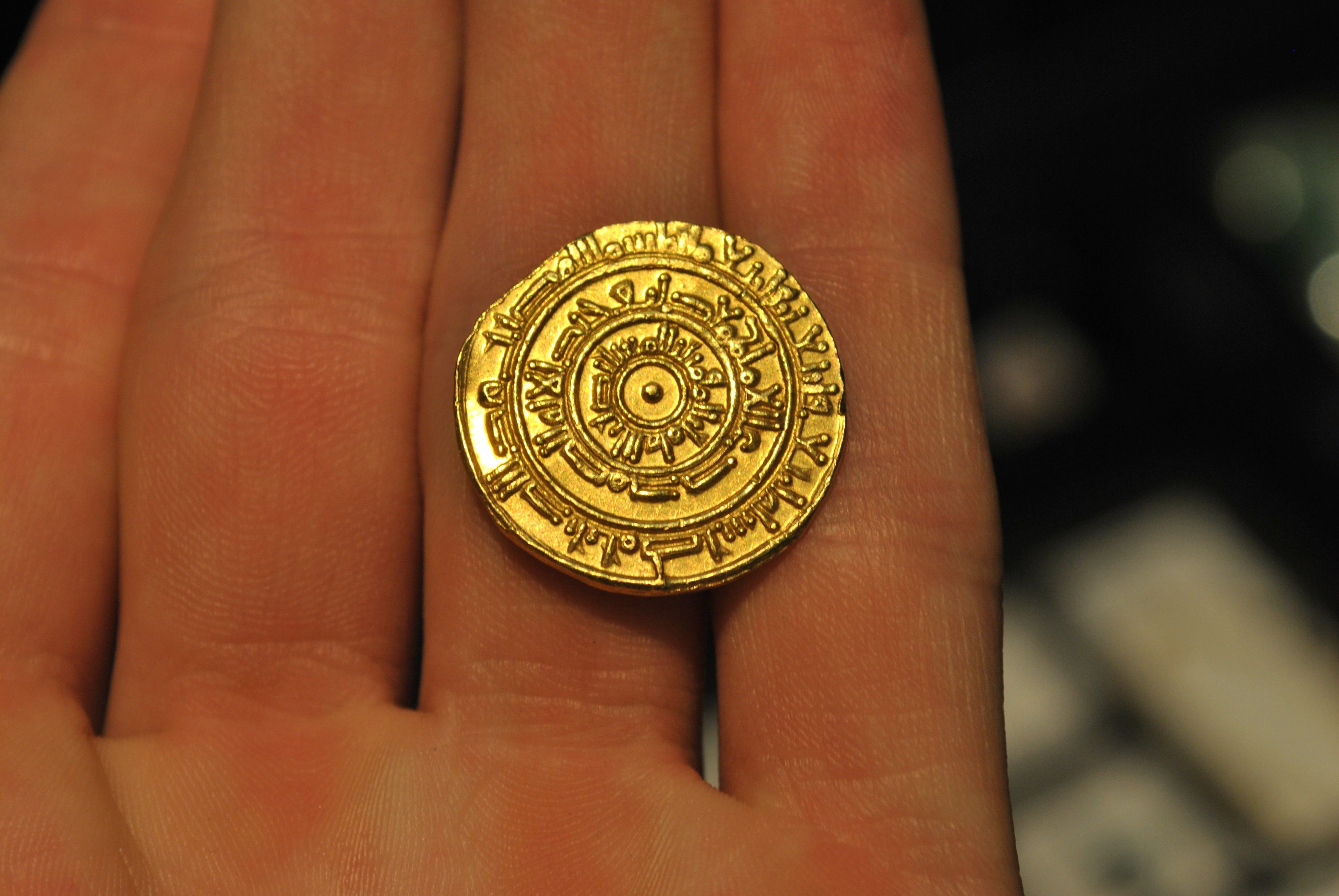 outdoors, thaler, egypt, unrecognizable person, ancient, body part, human hand, real people, hand, old-fashioned, human finger, museum, gold coins, coin, HD Wallpaper