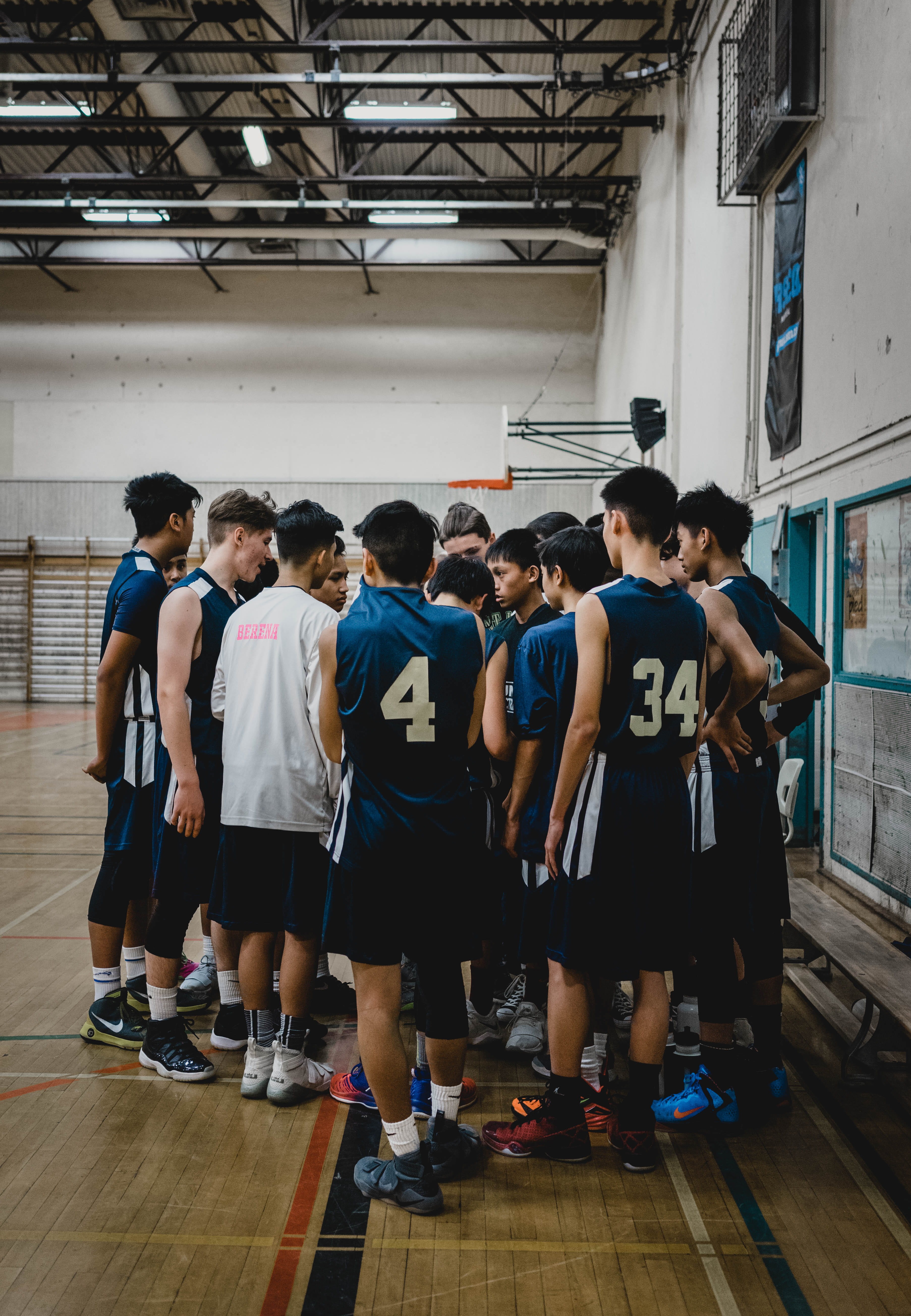 sports hall, sport, cooperation, 5K, togetherness, adult, lifestyles, large group of people, real people, court, basketball, indoors, football, basketball uniform, Phone HD Wallpaper