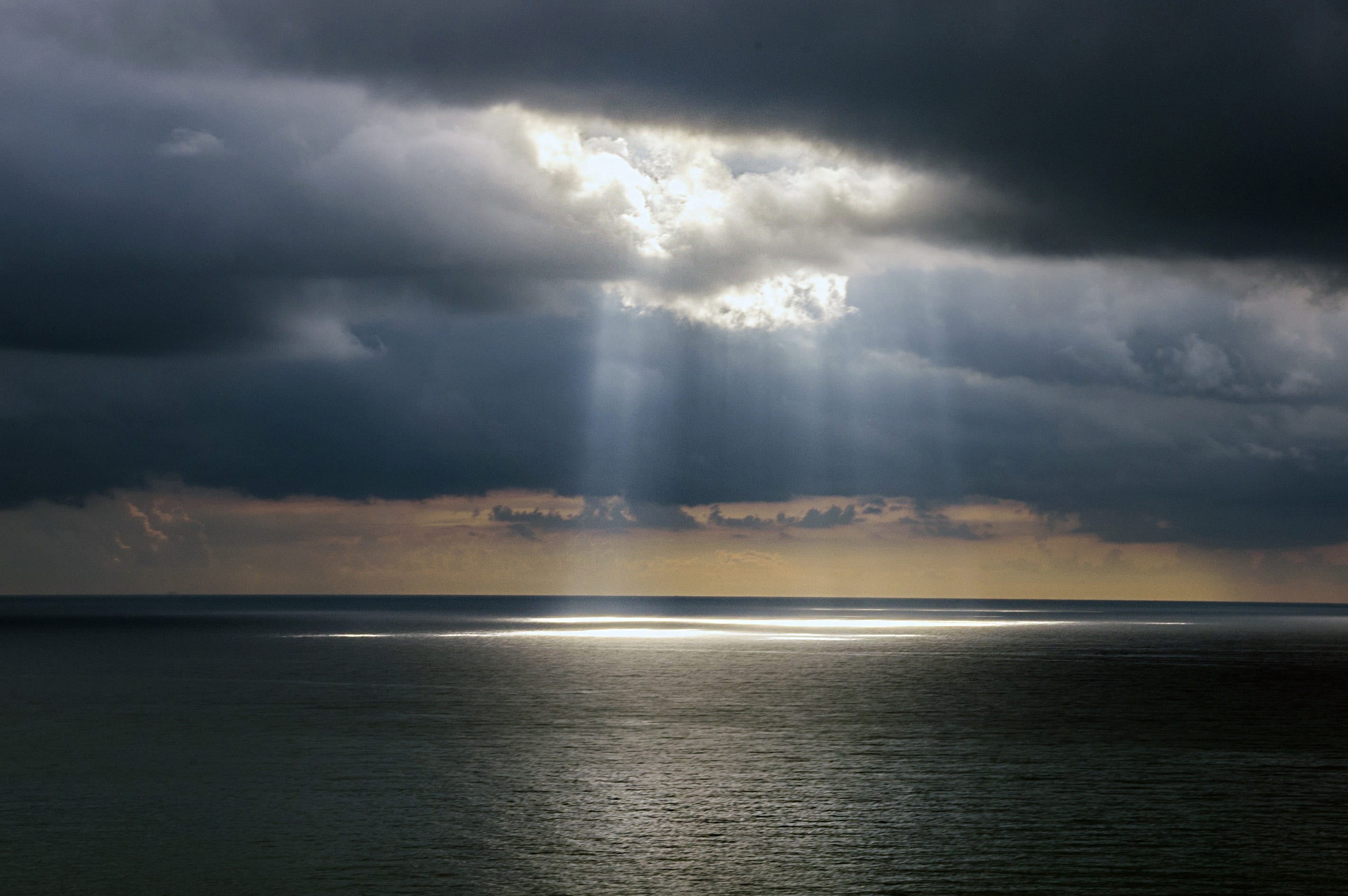extreme weather, lights, crepuscular, beauty in nature, water, cloudy, sunbeam, torrential rain, sea, 2K, reflections, cloud - sky, scenics - nature, horizon, HD Wallpaper
