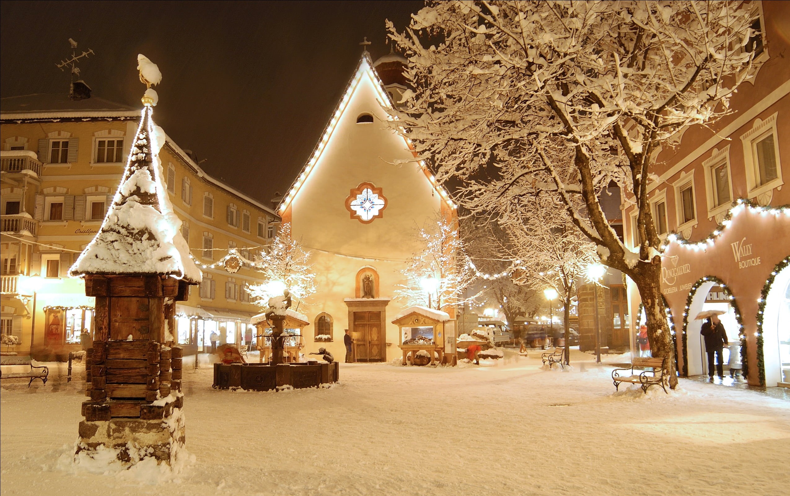 decoration, festival, built structure, architecture, incidental people, 1080P, building exterior, val, white, Christmas, city, Festivals / Holidays, cold temperature, HD Wallpaper