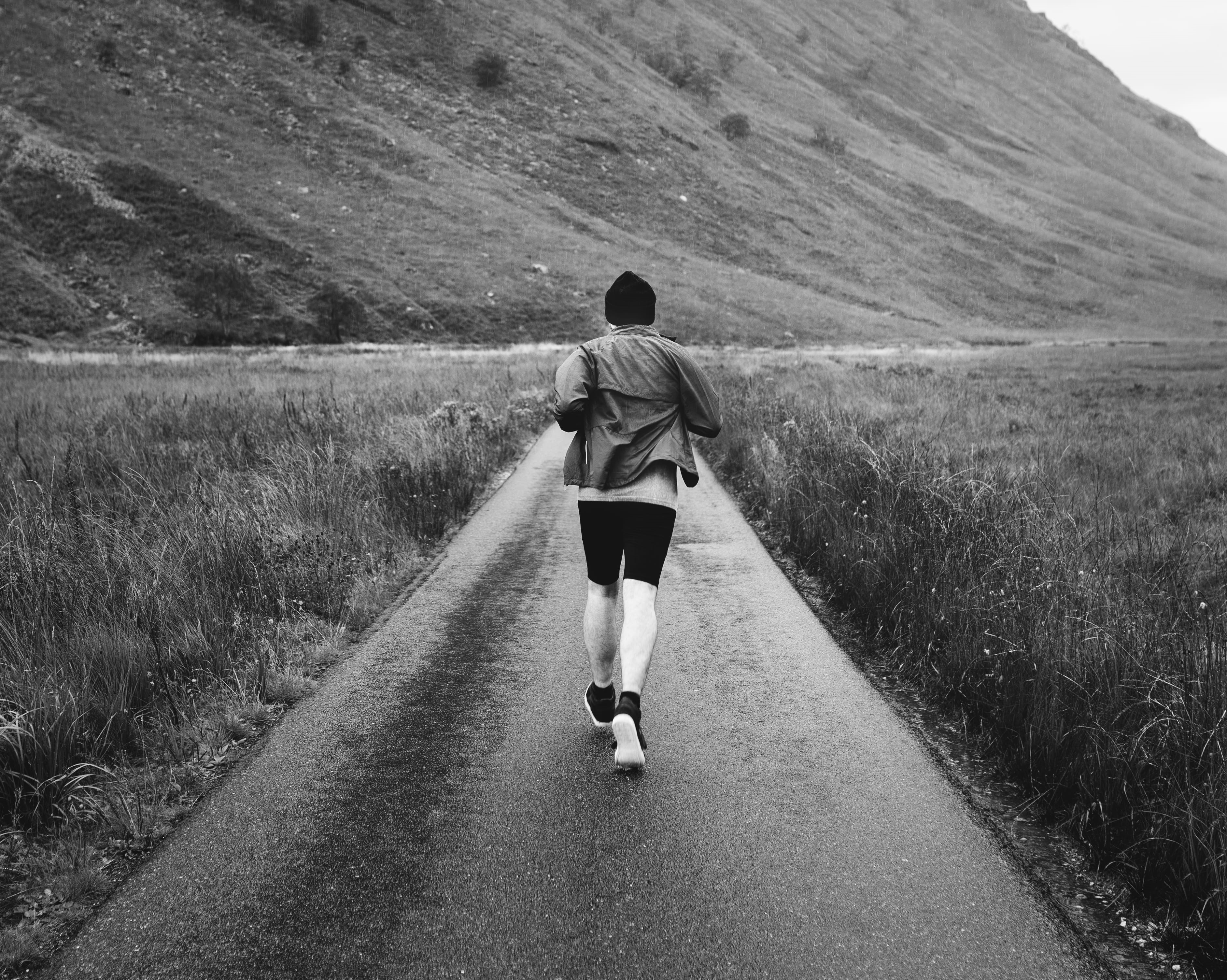 2K, black and white, direction, black-and-white, women, jogger, lifestyles, photo, Glen Etive, ballachulish, footpath, diminishing perspective, rear view, HD Wallpaper