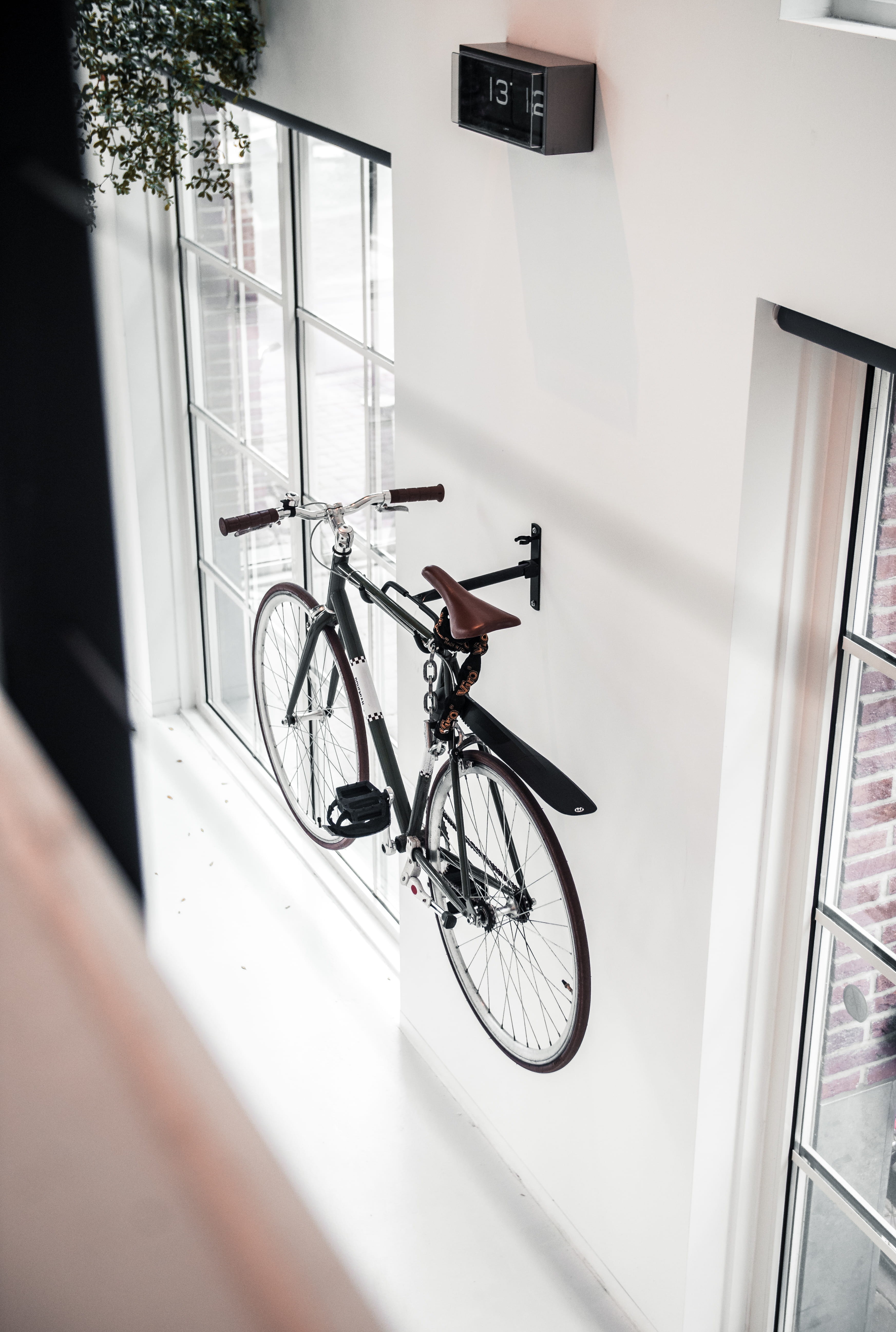 land vehicle, building, built structure, mode of transportation, white color, white, transportation, stationary, day, architecture, bicycle, door, hang, Phone HD Wallpaper