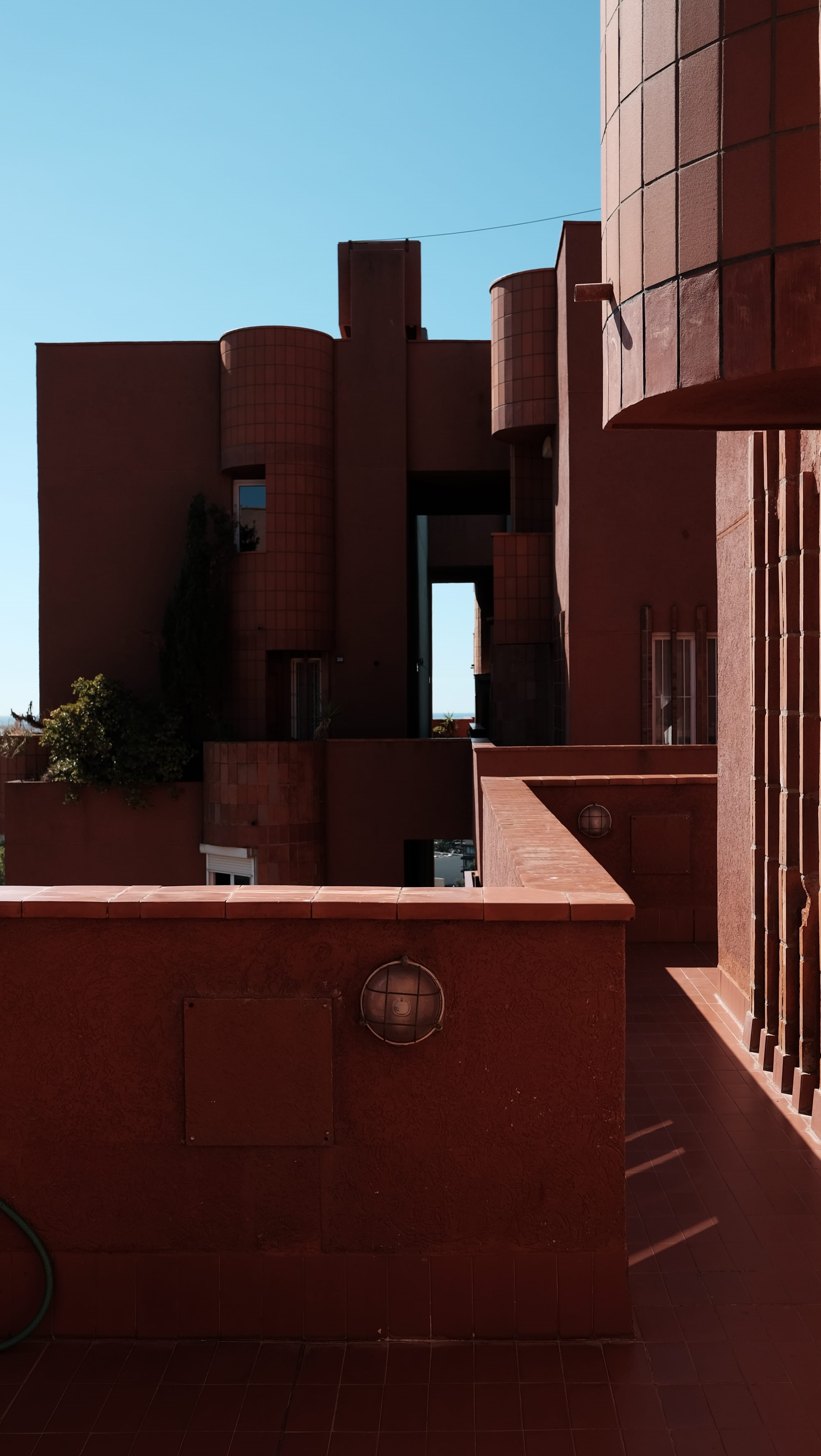 23mm, no people, fujifilm x-t1, walden 7, architecture, city, red, spain, built structure, sunlight, sant just desvern, building exterior, building, clear sky, Phone HD Wallpaper