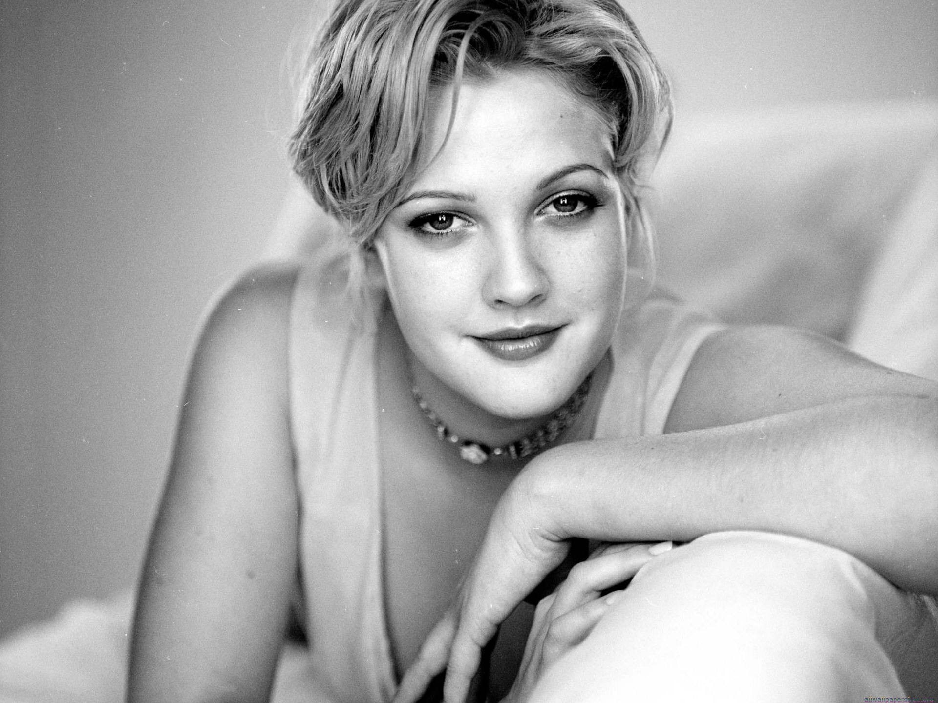 hair, indoors, leisure activity, young adult, front view, real people, young women, drew barrymore, 1080P, adult, women, portrait, smiling, sitting, looking at camera, HD Wallpaper