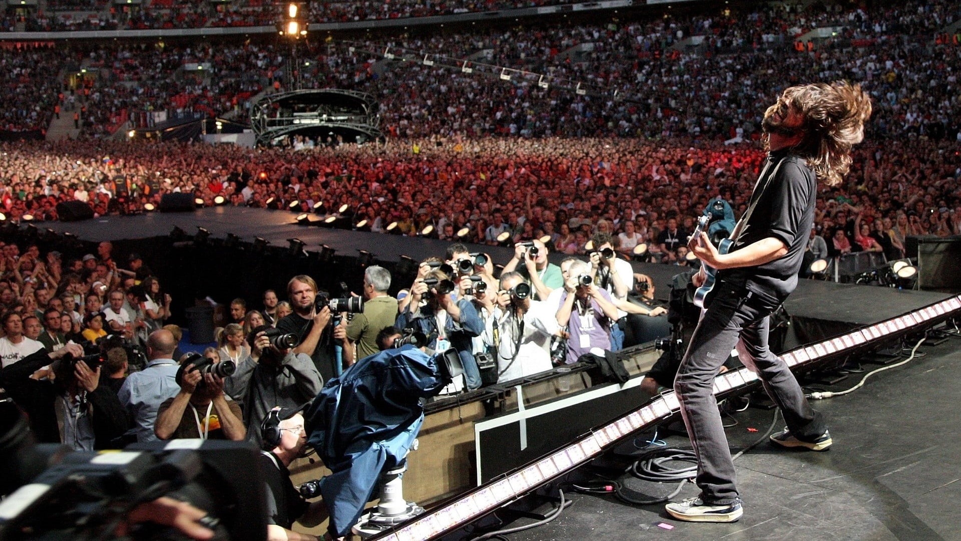 event, black, bangkok, performance, stadium, group of people, editorial, music, s, spectator, arts culture and entertainment, stage, emotion, foo fighters, HD Wallpaper