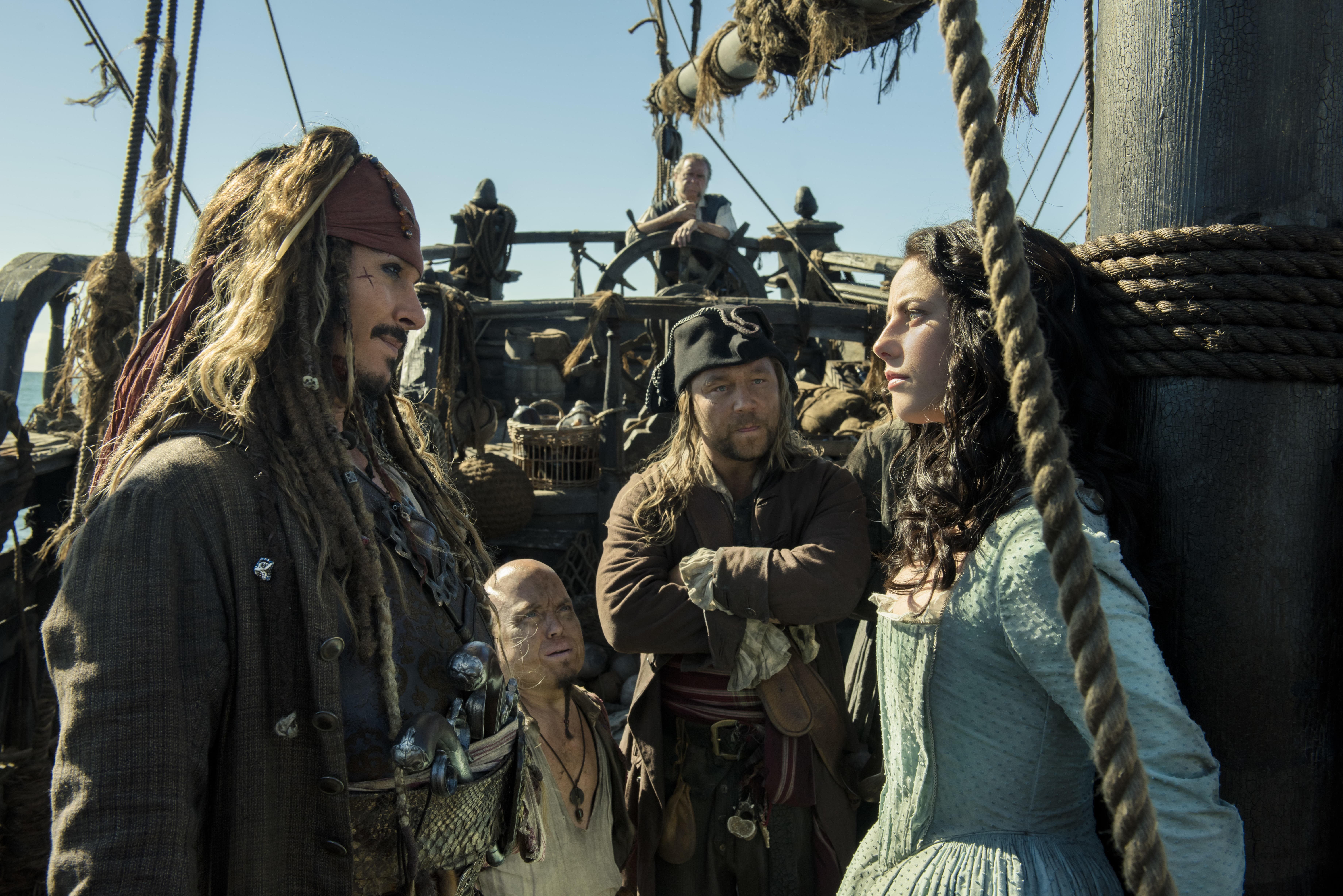waist up, real people, front view, clothing, people, outdoors, architecture, women, nature, young women, day, Pirates of the Caribbean: Dead Men Tell No Tales, HD Wallpaper