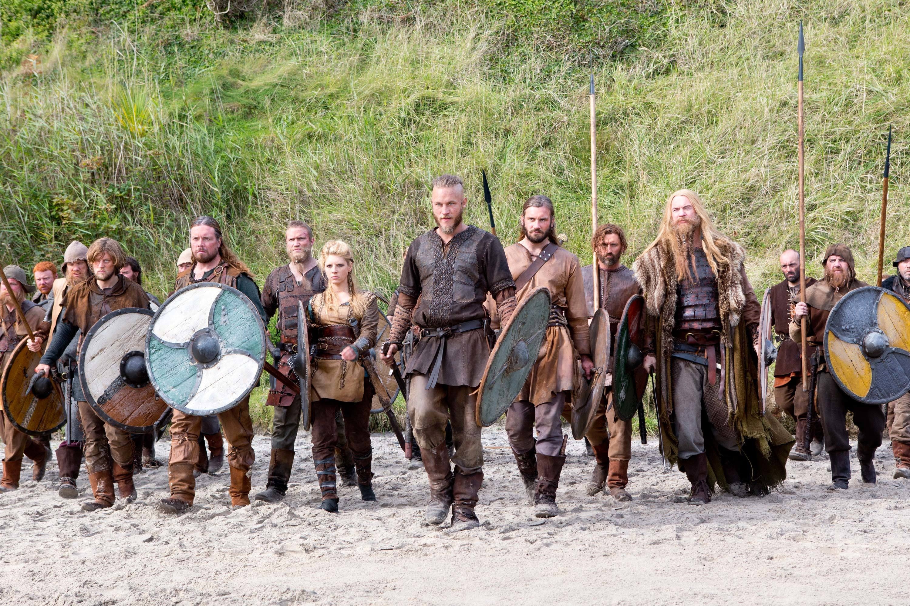 the series, real people, women, military, Travis Fimmel, warrior, males, history, sand, 2K, warriors, armed Forces, crew, traditional Clothing, smiling, HD Wallpaper