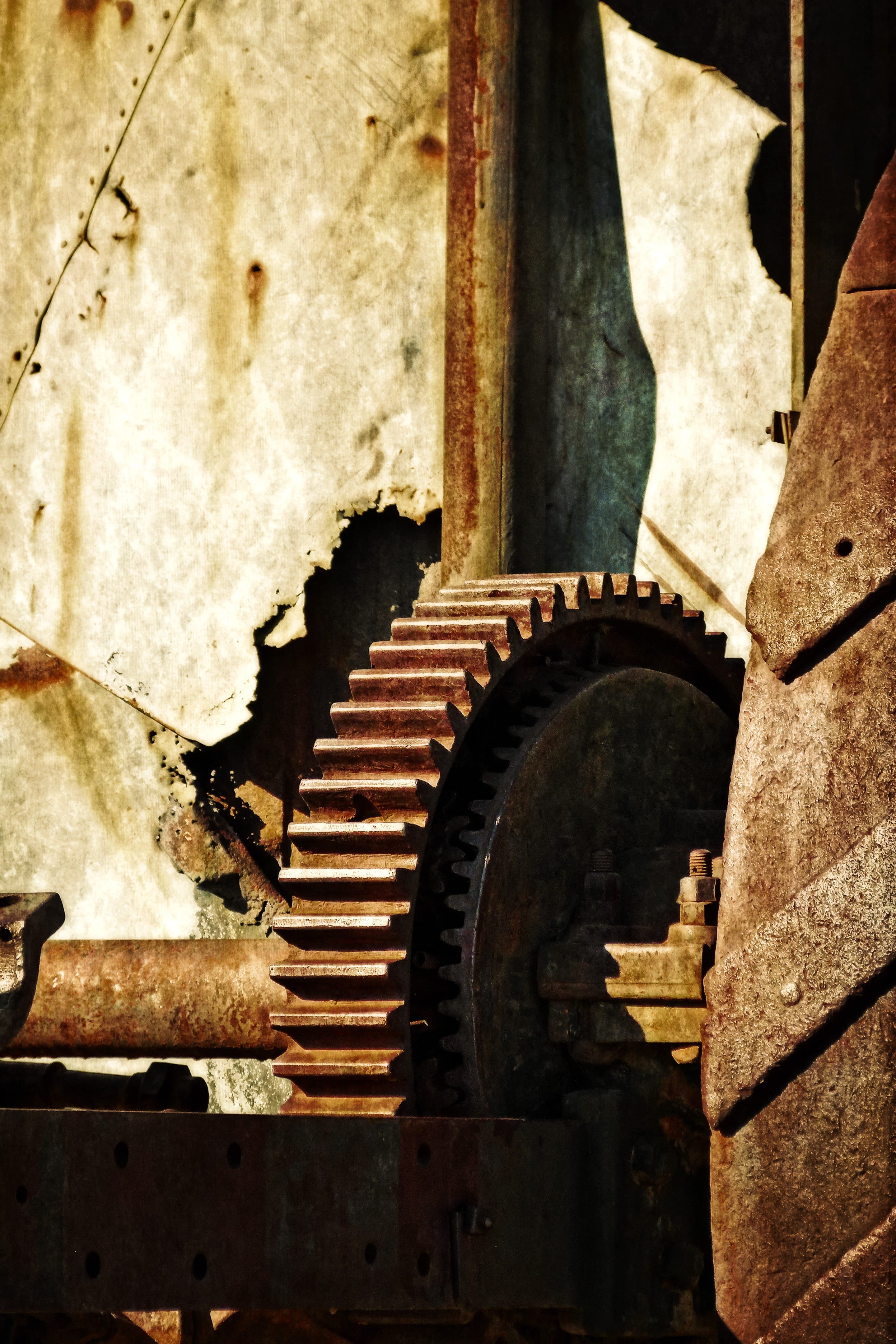factory, outdoors, machinery, equipment, old dinah, day, metal, close-up, usa, wheel, run-down, Driving Shaft, Old, heritage, damaged, Axle, death valley, Phone HD Wallpaper