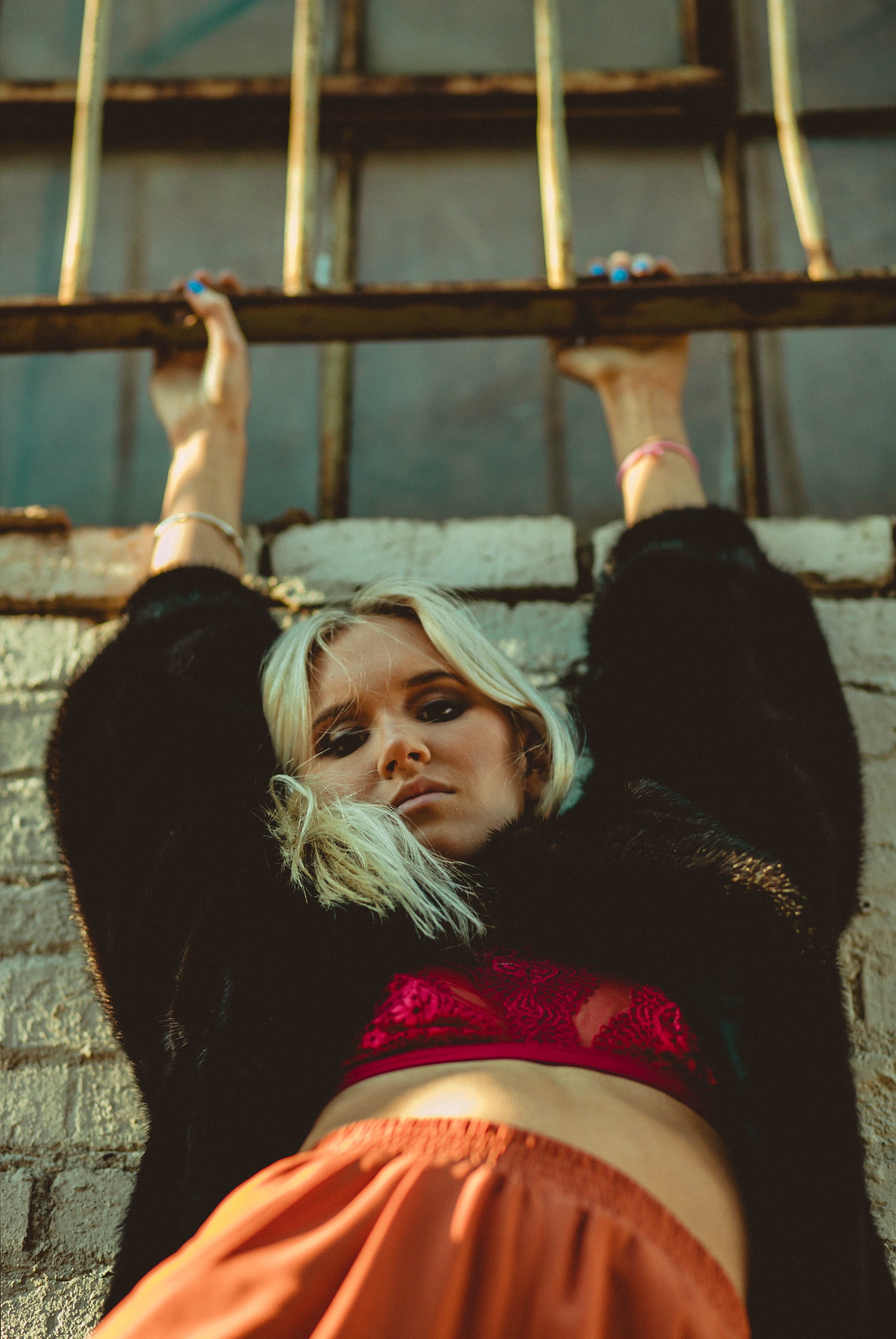 mind, adult, hanging, 4K, fashion, female, looking at camera, hair, beauty, mode, real people, human arm, waist up, leaning, hairstyle, beautiful woman, Phone HD Wallpaper