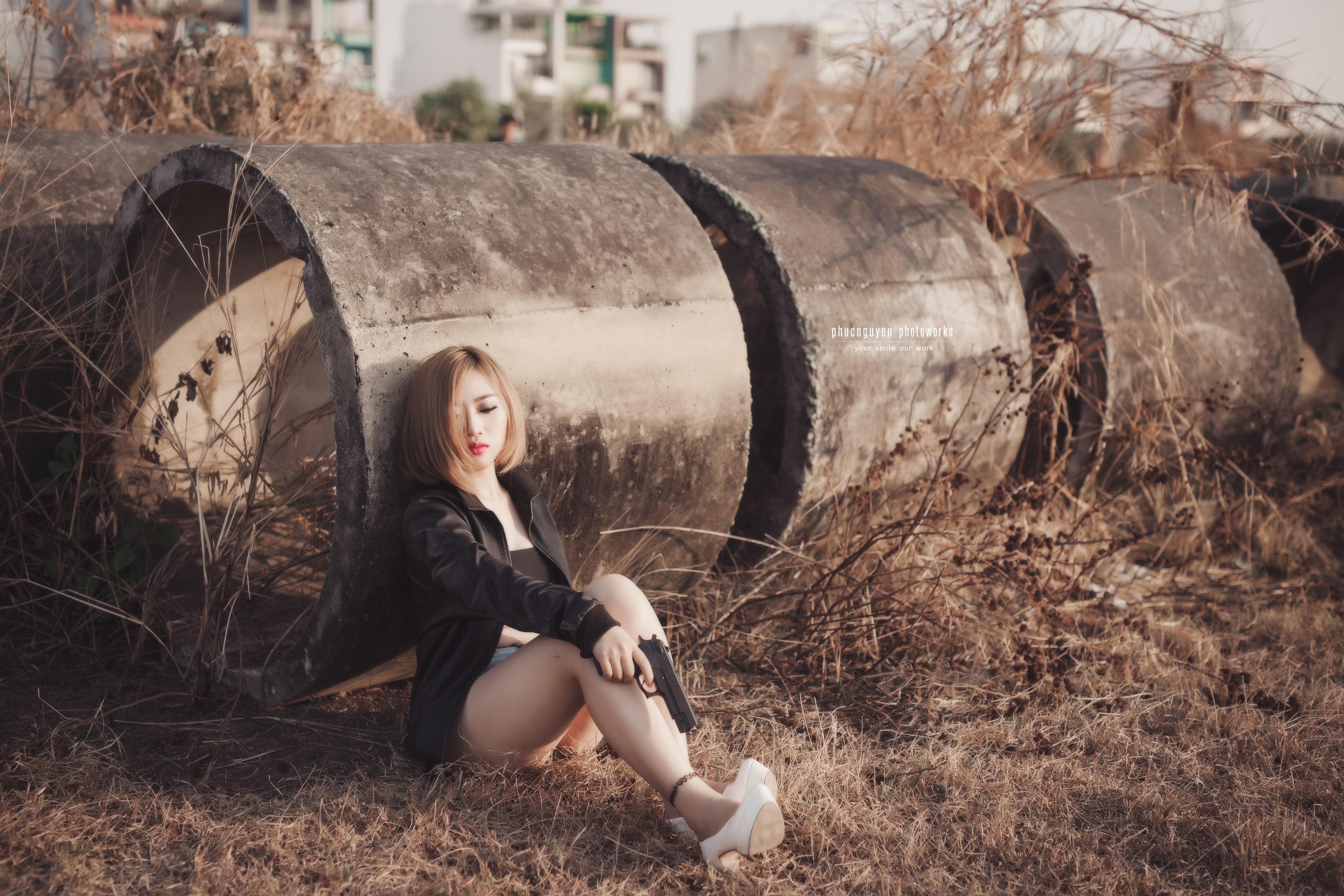outdoors, pistol, gun, girls with guns, looking away, crop top, short hair, sitting, women, blonde, high heels, 5K, Asian, HD Wallpaper