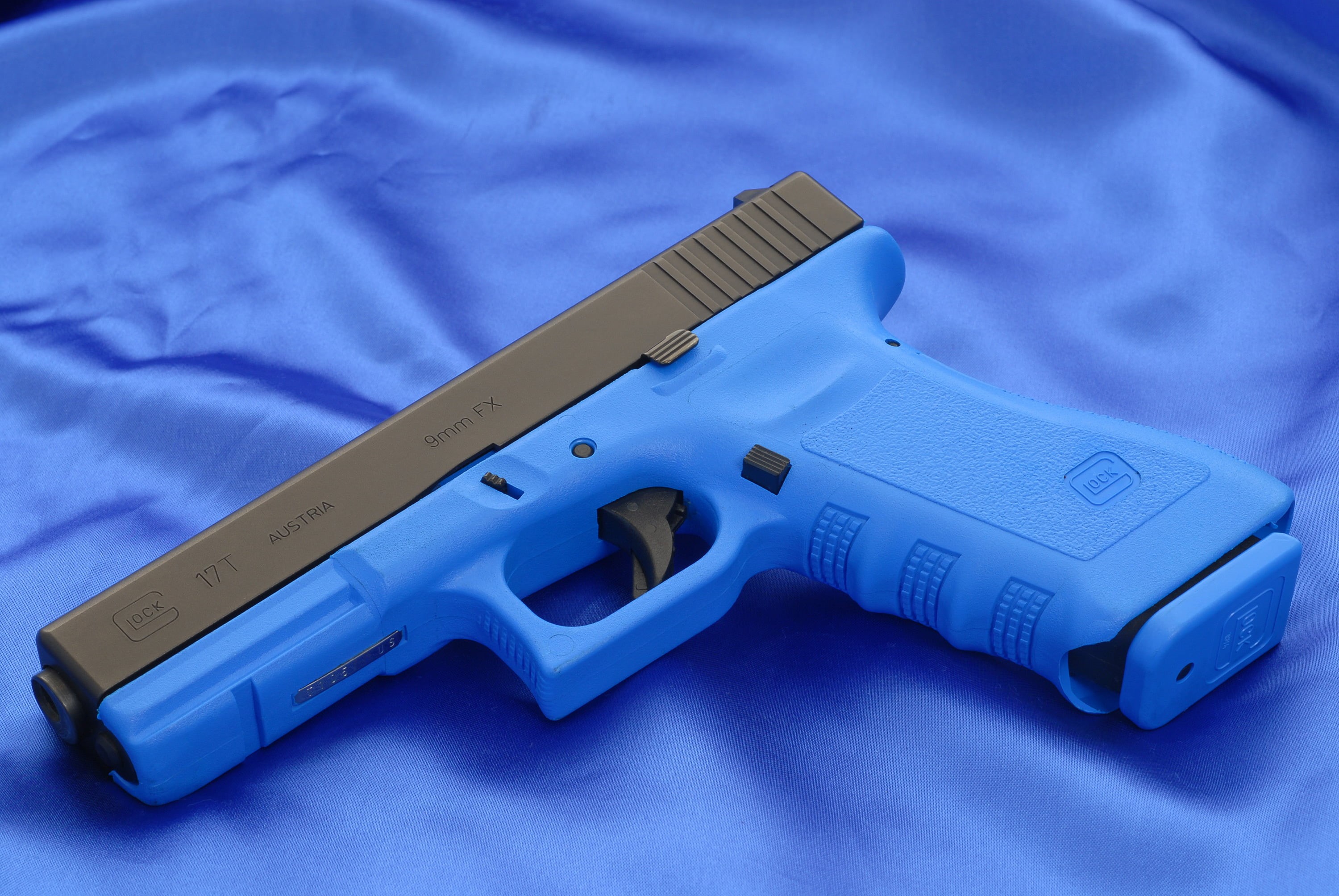 white color, 17T, Austria, Background, high angle view, Blue, Gun, textile, safety, close-up, Weapons, bed, purple, security, no people, technology, HD Wallpaper