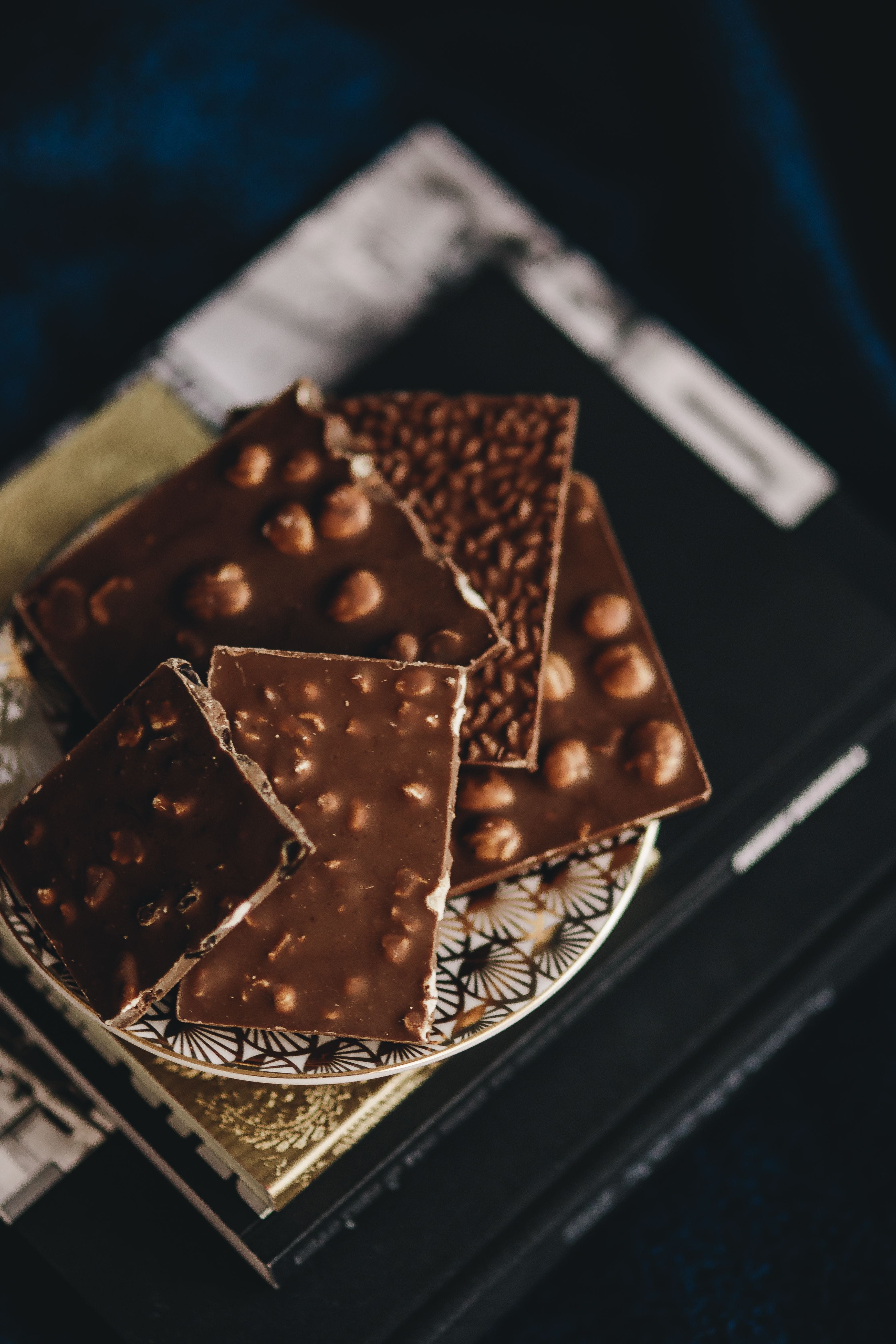 tray, unhealthy Eating, snack, food and drink, close, bar, gourmet, still life, sweet Food, high angle view, ready-to-eat, temptation, dark, food, indoors, Phone HD Wallpaper