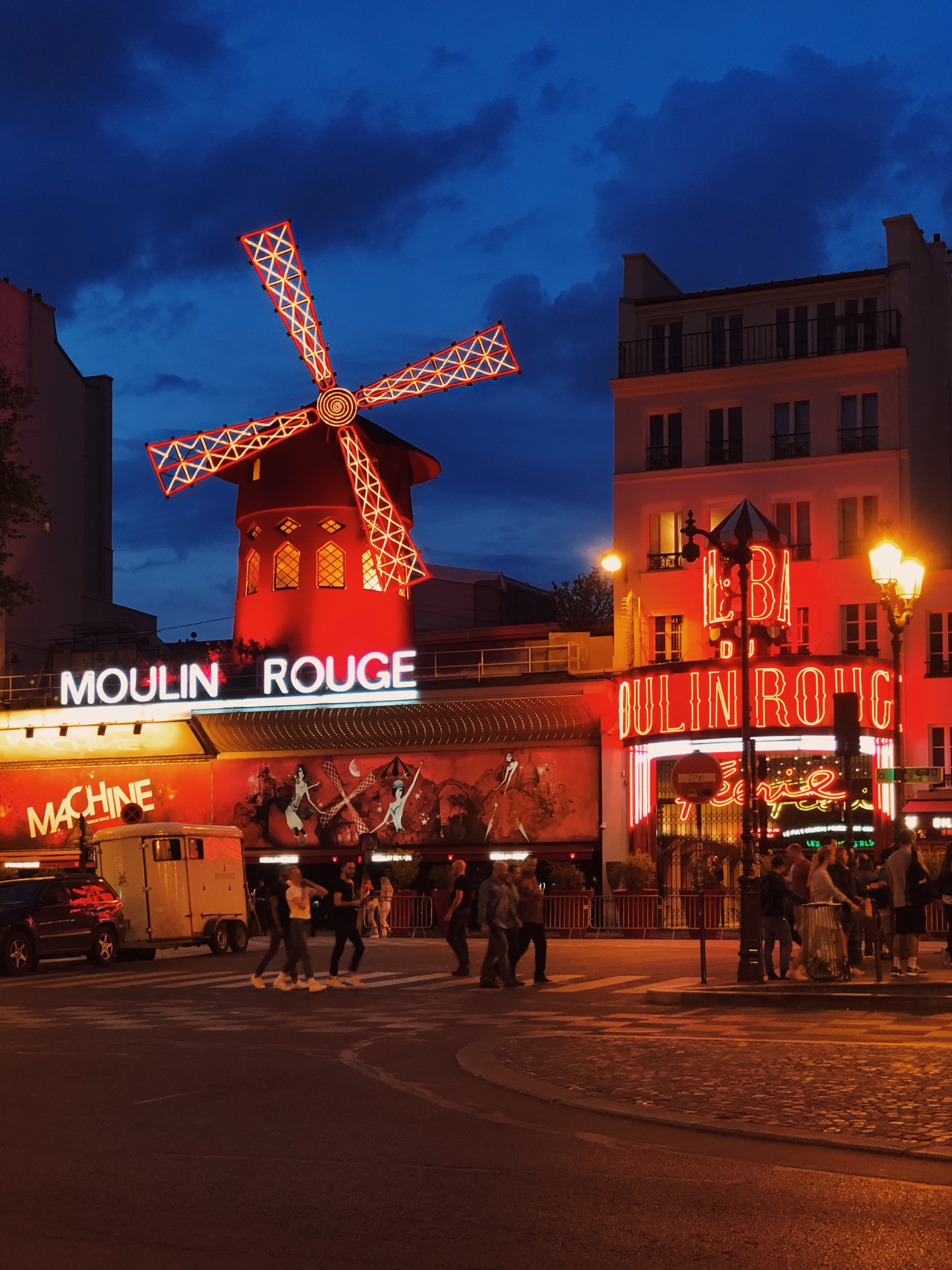 moulin rouge, transportation, group of people, 4K, adult, large group of people, nature, paris, night, cabaret, france, crowd, architecture, 82 boulevard de clichy, Phone HD Wallpaper
