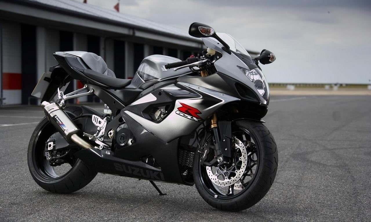 720P, bike, sports, black, crash helmet, stationary, focus on foreground, motorcycle, tire, side view, road, outdoors, headwear, parking, gsx, sports helmet, HD Wallpaper