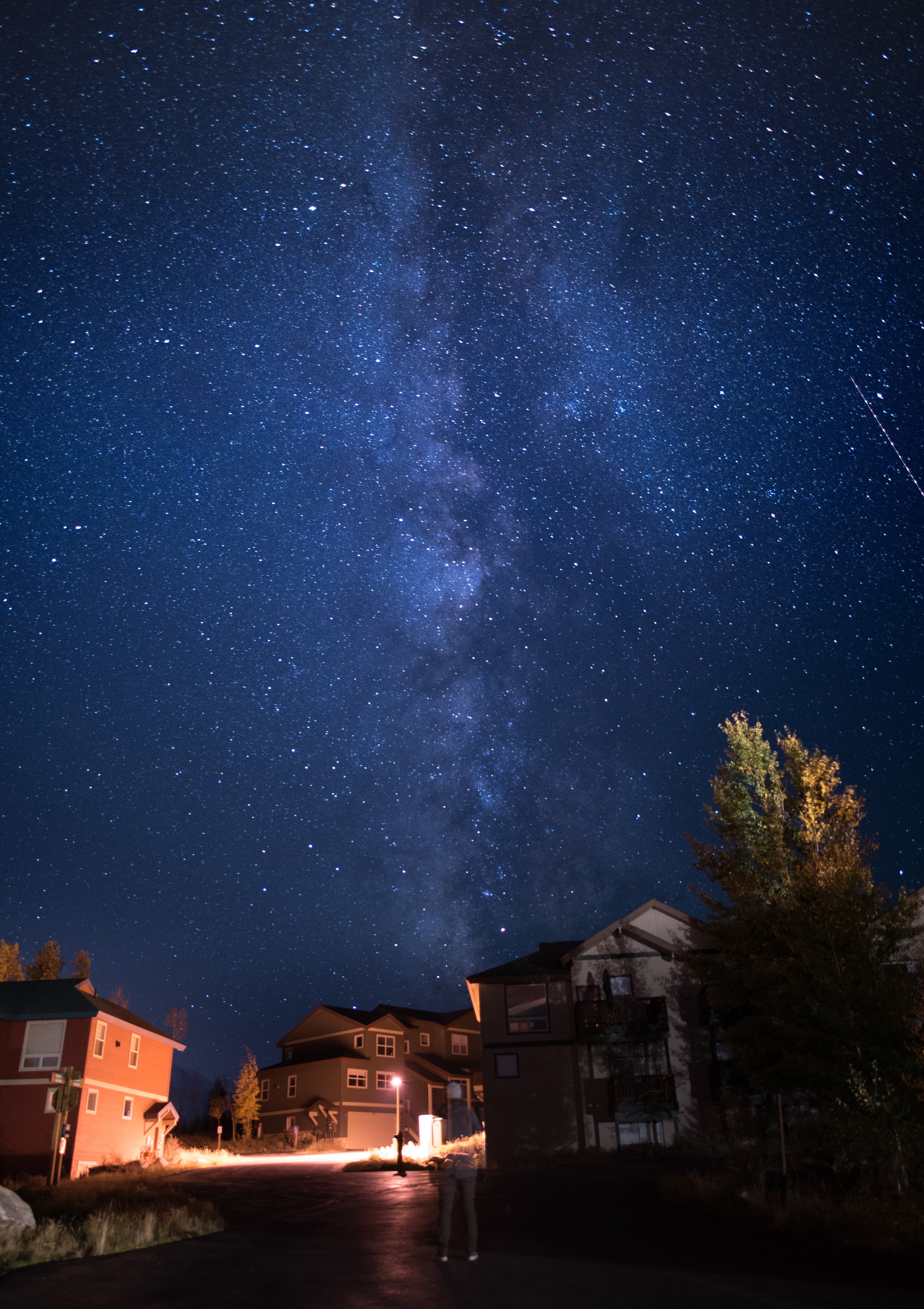 space, man, residential building, people, exposure, photography, no people, residential district, outside, walking, night, architecture, star - space, road, Phone HD Wallpaper