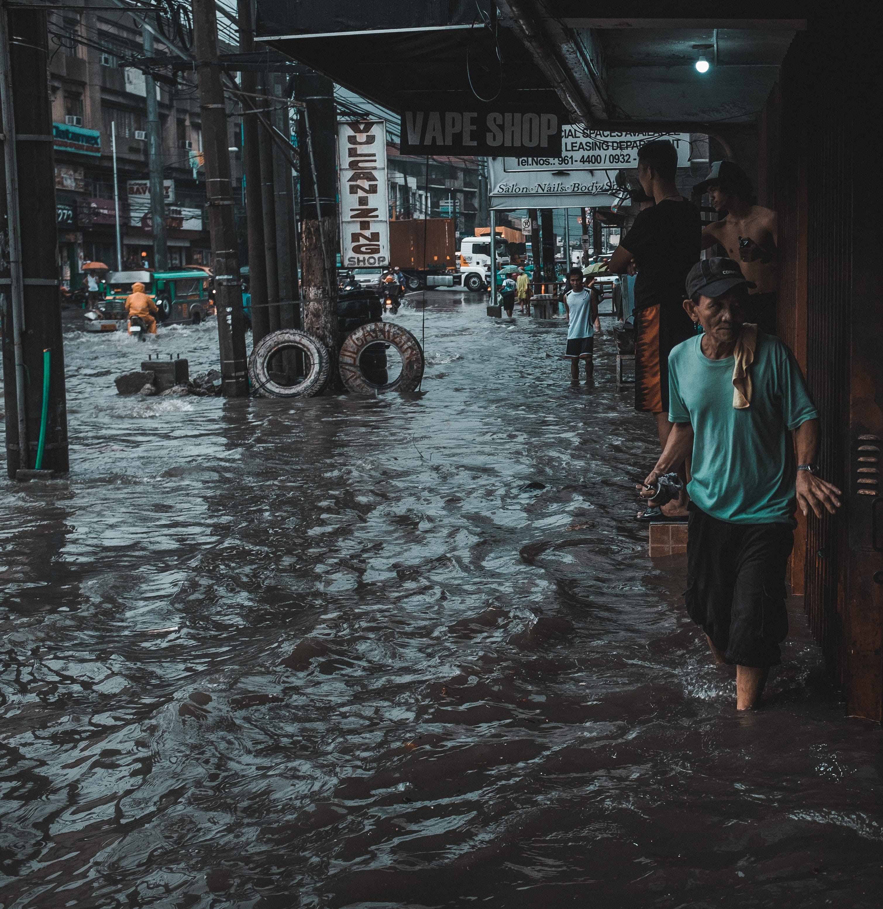 built structure, women, street life, architecture, incidental people, people, men, philippines, rain, building, street art, travel, group of people, wet, Phone HD Wallpaper