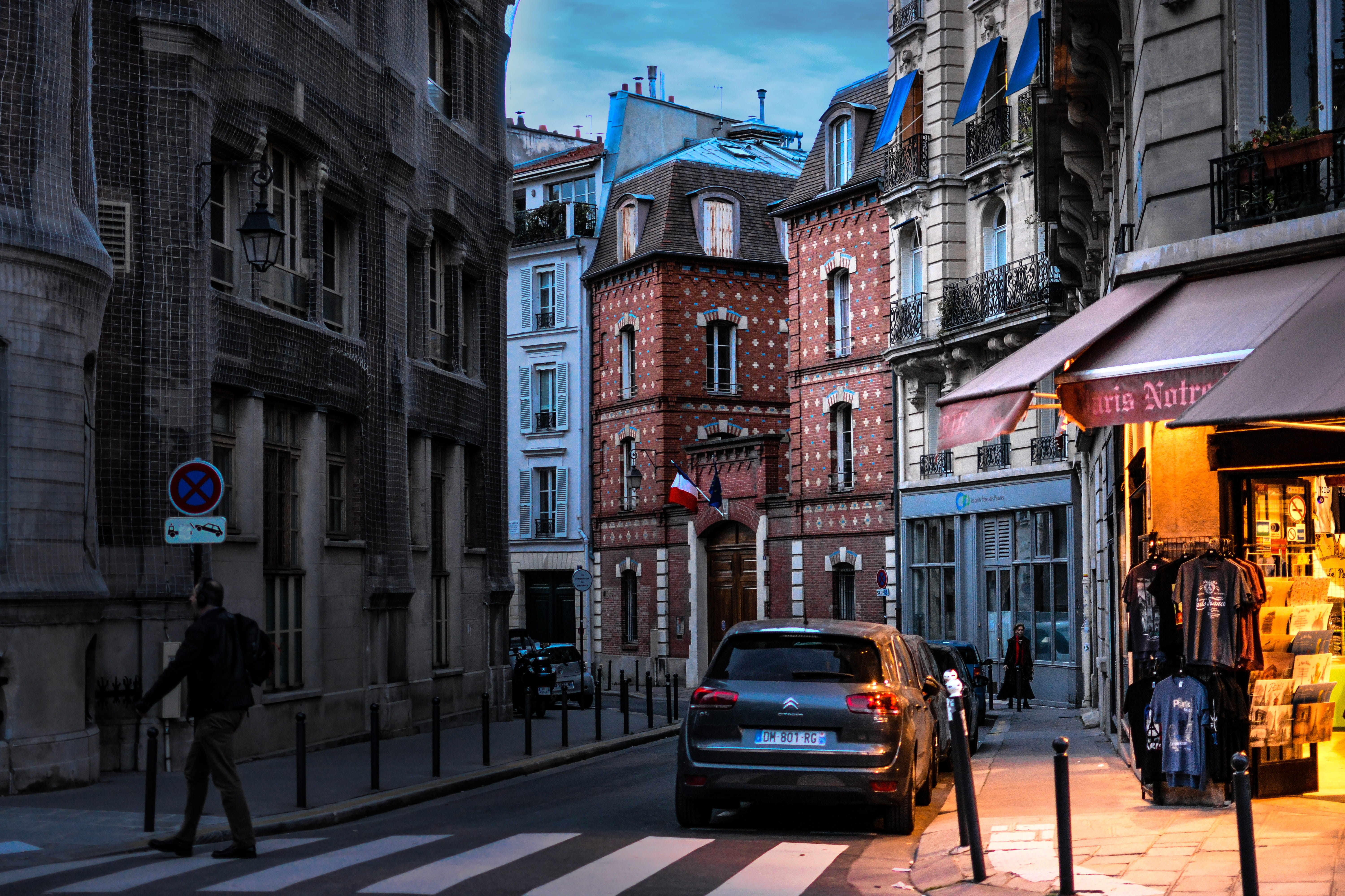 building exterior, 5K, group of people, town, sign, souvenir, window, stroll, outdoors, day, ile de la cite, walk, motor vehicle, transportation, building, HD Wallpaper