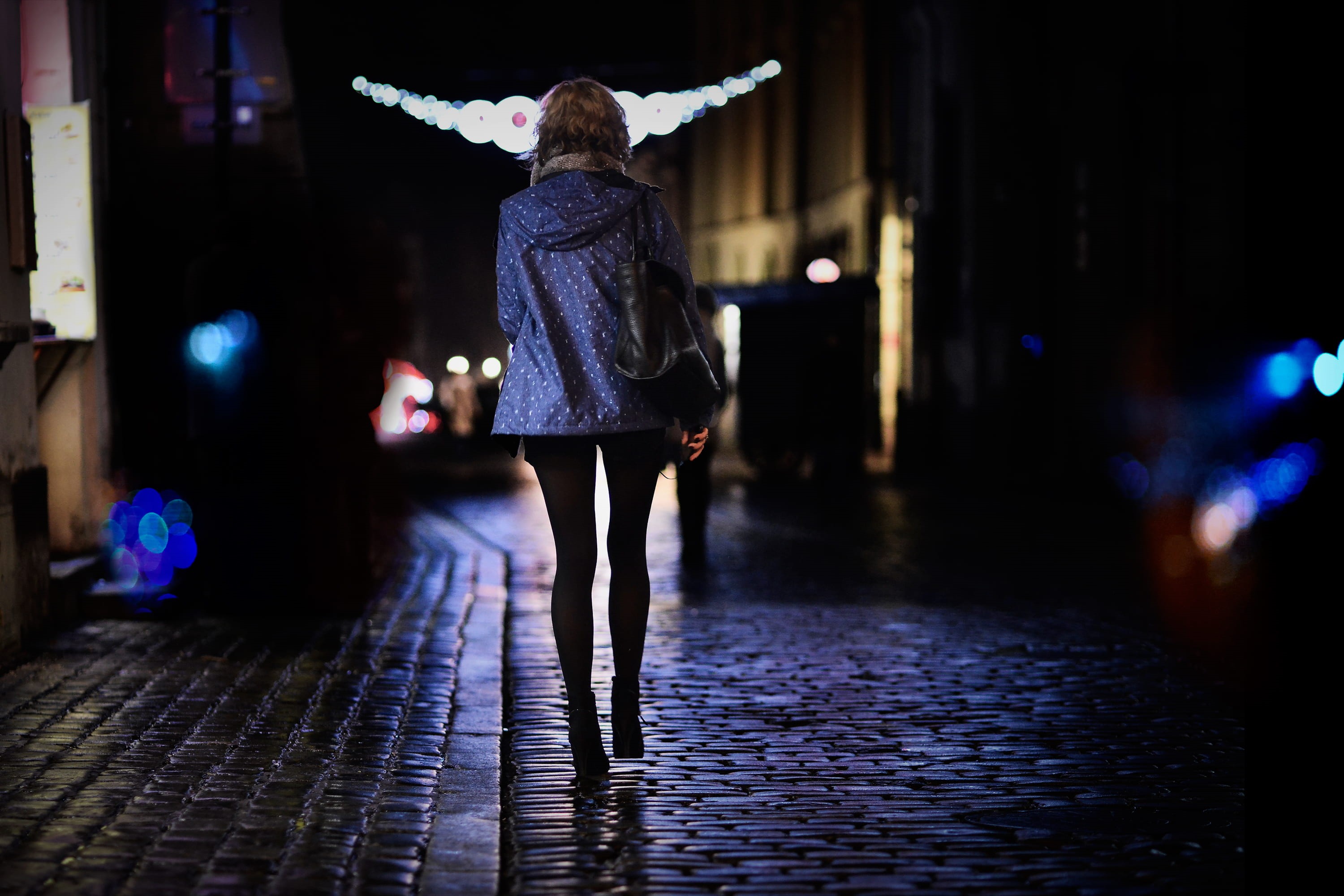 noc, woman, ŚwiatŁa nocy, nightwalk, leisure activity, real people, outdoors, incidental people, stroll, solitude, ulica, architecture, standing, female, HD Wallpaper