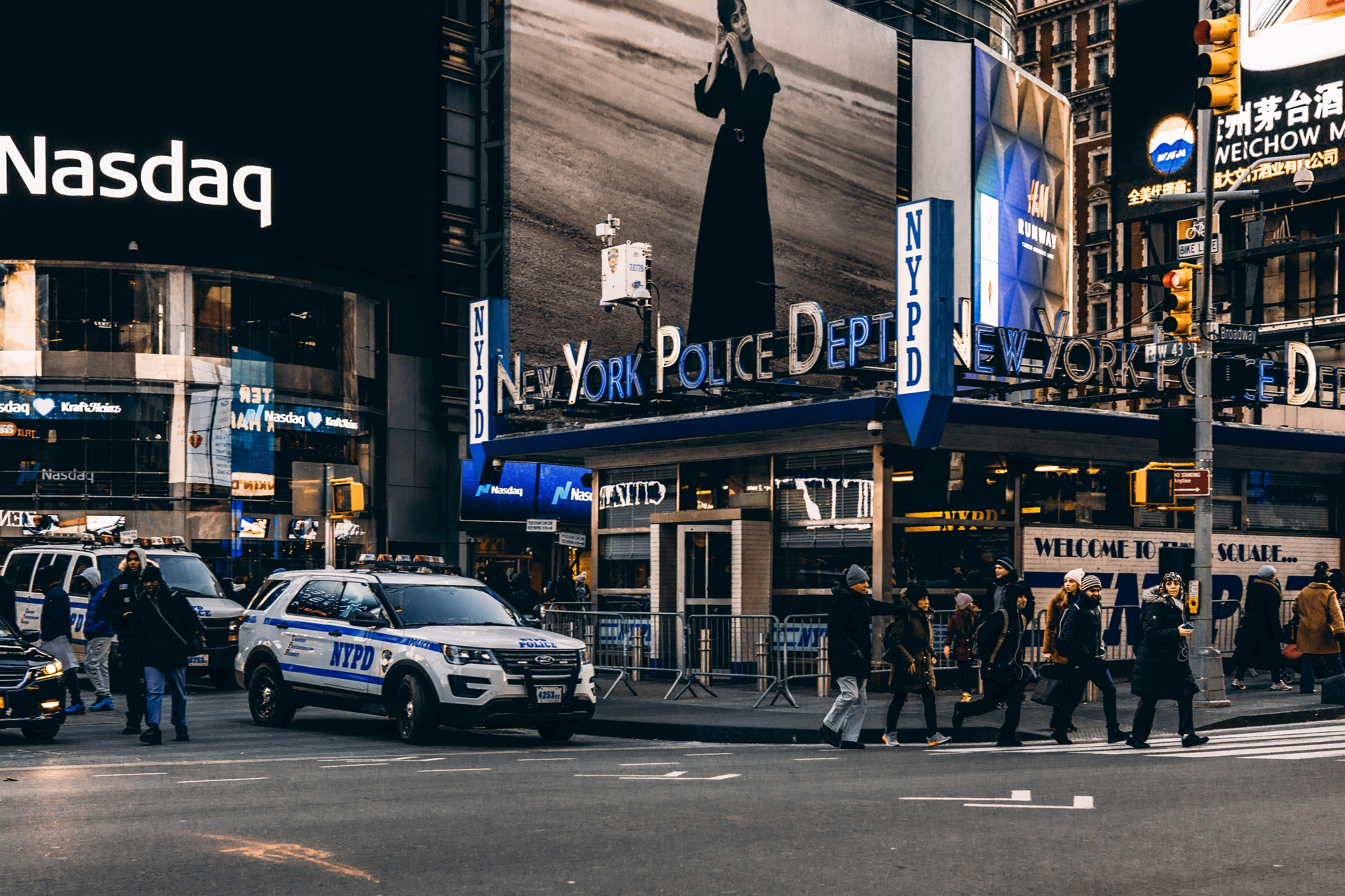 mode of transportation, new york, real people, walking, urban, built structure, road, city, text, police, near, city street, transportation, group of people, HD Wallpaper
