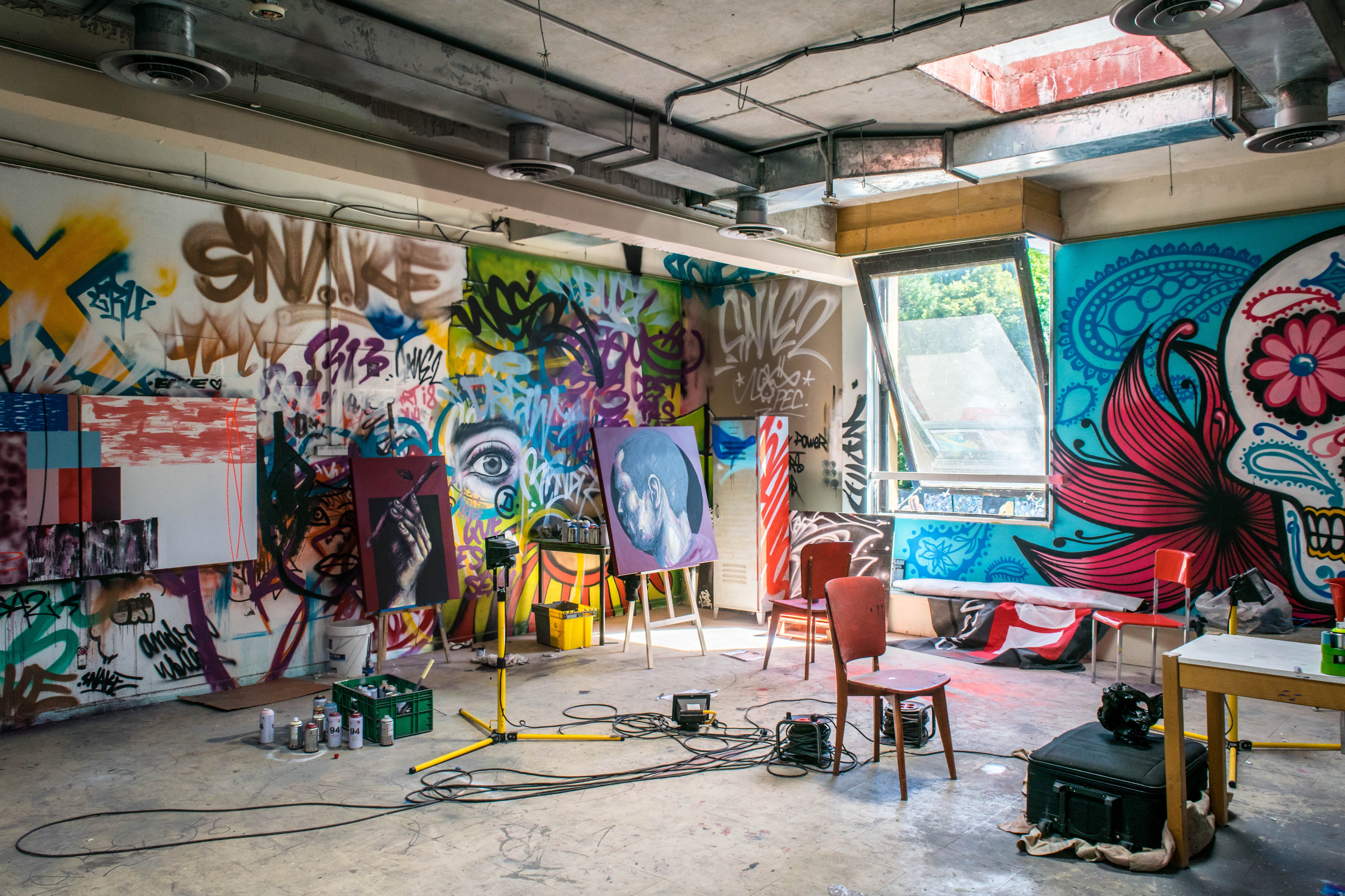 interior, color, art, arts culture and entertainment, painting, grafiti, assorted, creativity, pintura, built structure, creative, representation, male likeness, HD Wallpaper