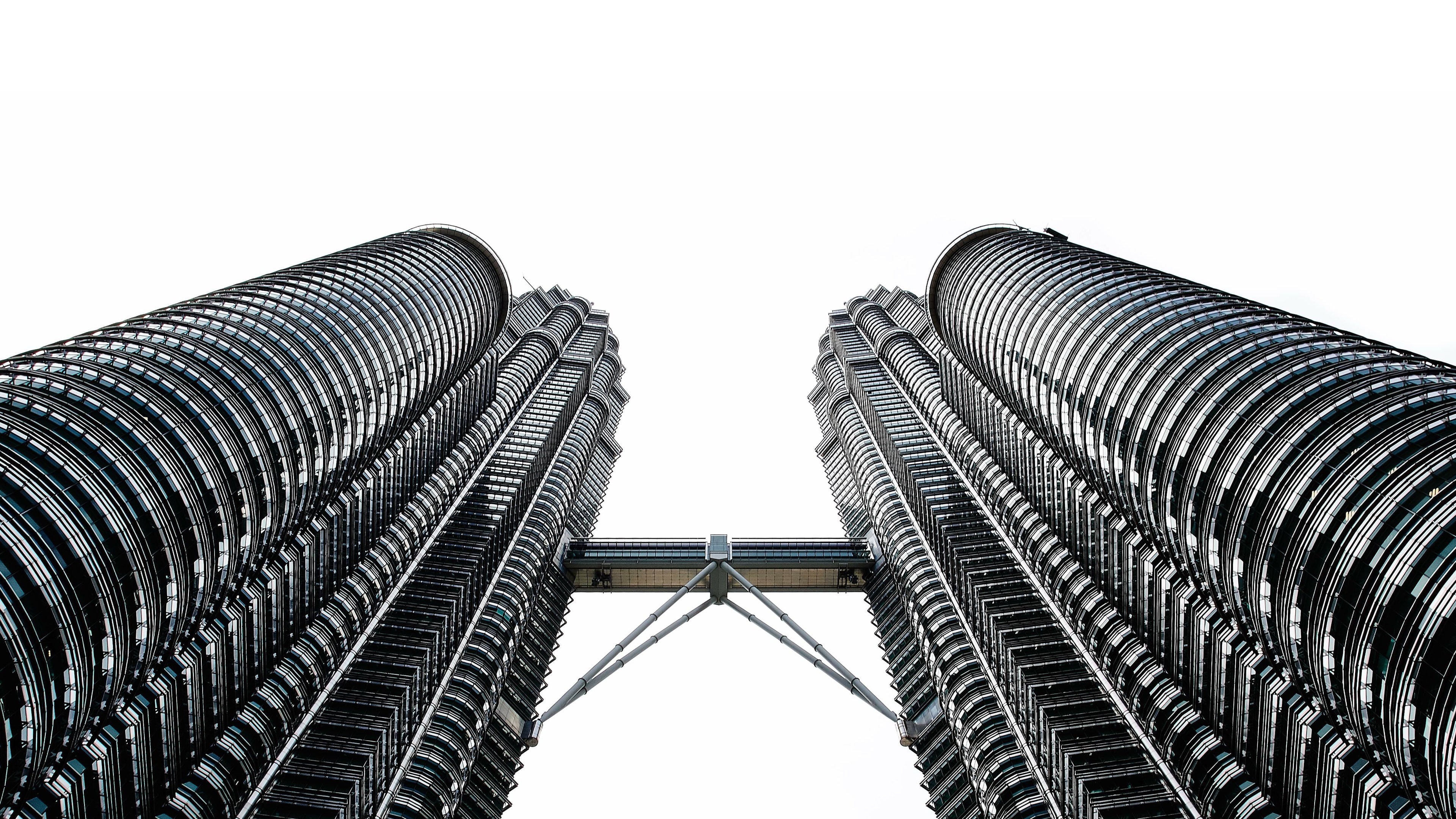 Kuala Lumpur, building exterior, alloy, no people, pattern, photography, building, day, tower, directly below, city, office building exterior, modern, clear sky, HD Wallpaper