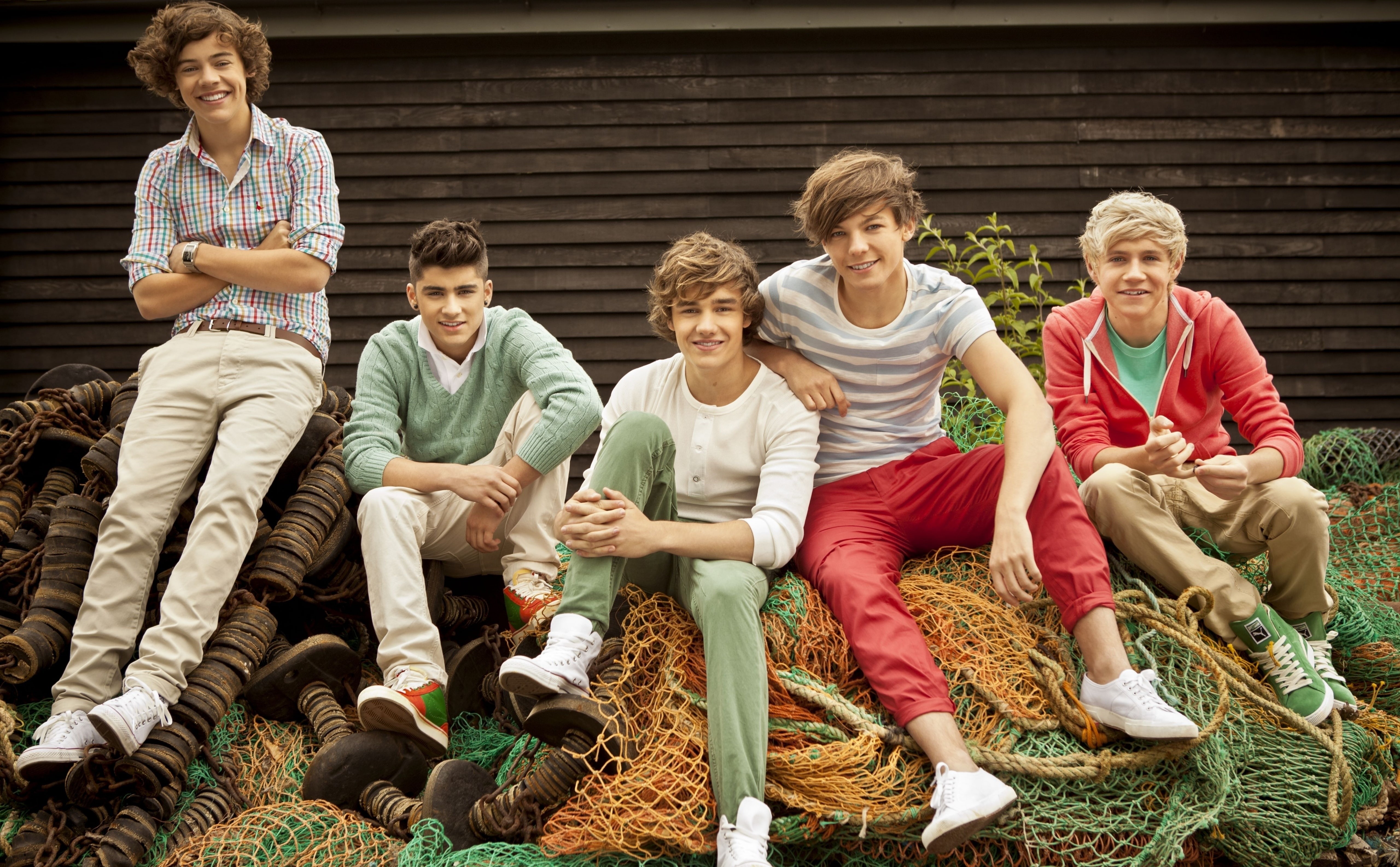 females, males, one, One Direction, emotion, outdoors, 5K, childhood, smiling, sitting, Boys, men, casual clothing, adult, direction, happiness, portrait, HD Wallpaper