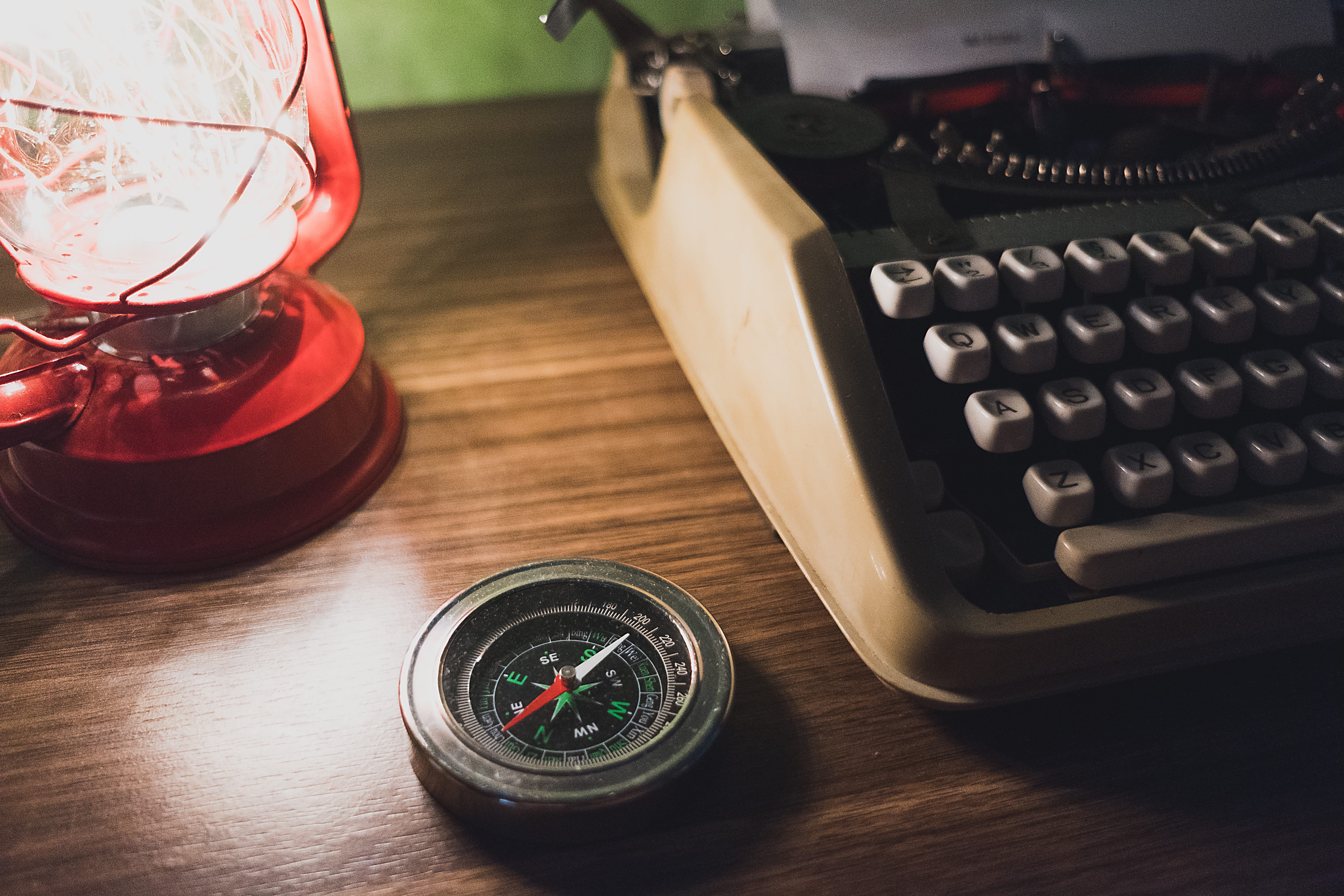 direction, retro, 5K, display, instrument, finance, education, industry, vintage typewriter, desk lamp, connection, cardinal, technology, still life, close-up, HD Wallpaper