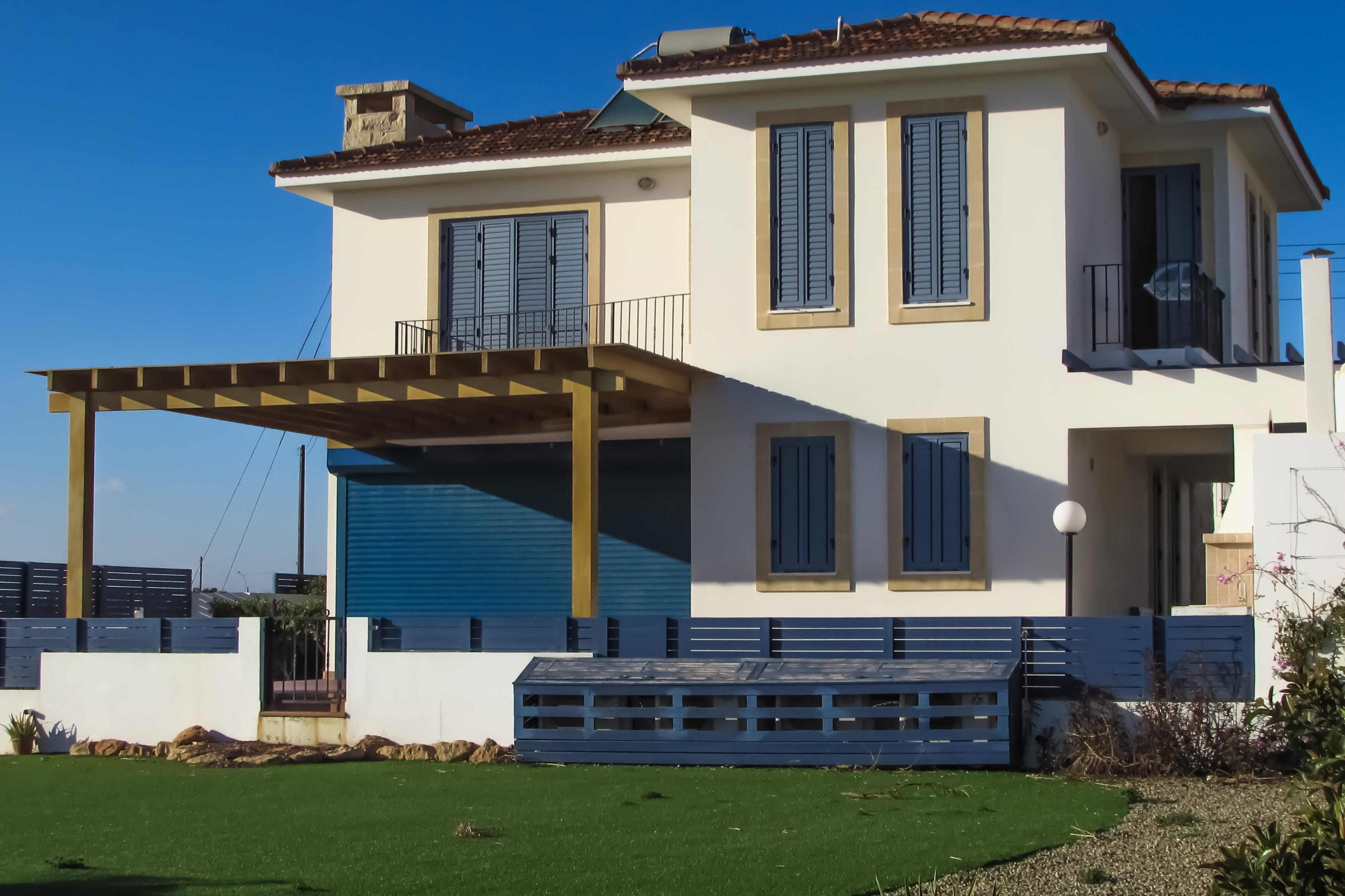 grass, 2K, Beach House, architecture And Buildings, built Structure, no People, sky, residence, nature, residential District, architecture, building, facade, HD Wallpaper