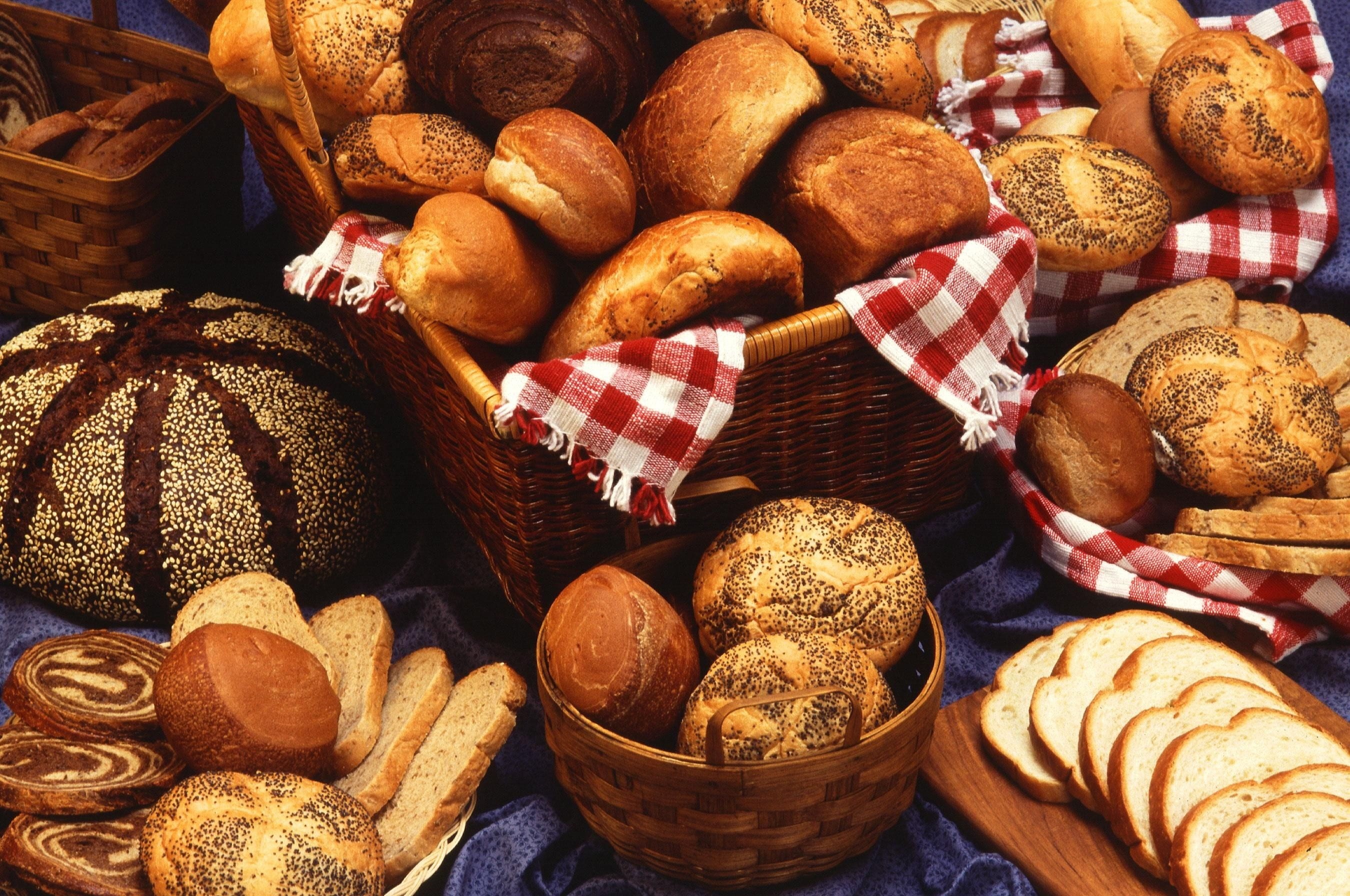 fresh, bread, 2K, wellbeing, starch, breakfast, abundance, large group of objects, foods, bunch, still life, towels, high angle view, sliced, breads, brown, HD Wallpaper