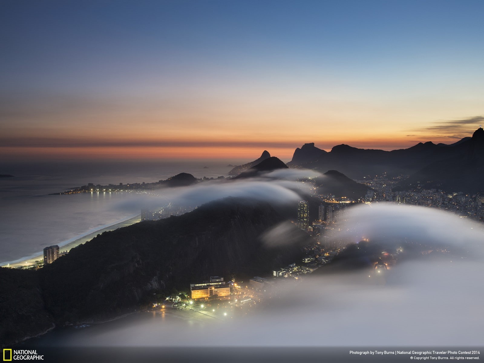 Brasil, landscape, scenics - nature, city, mountains, mist, building exterior, sky, 720P, Rio de Janeiro, evening, tranquility, sea, water, city lights, HD Wallpaper