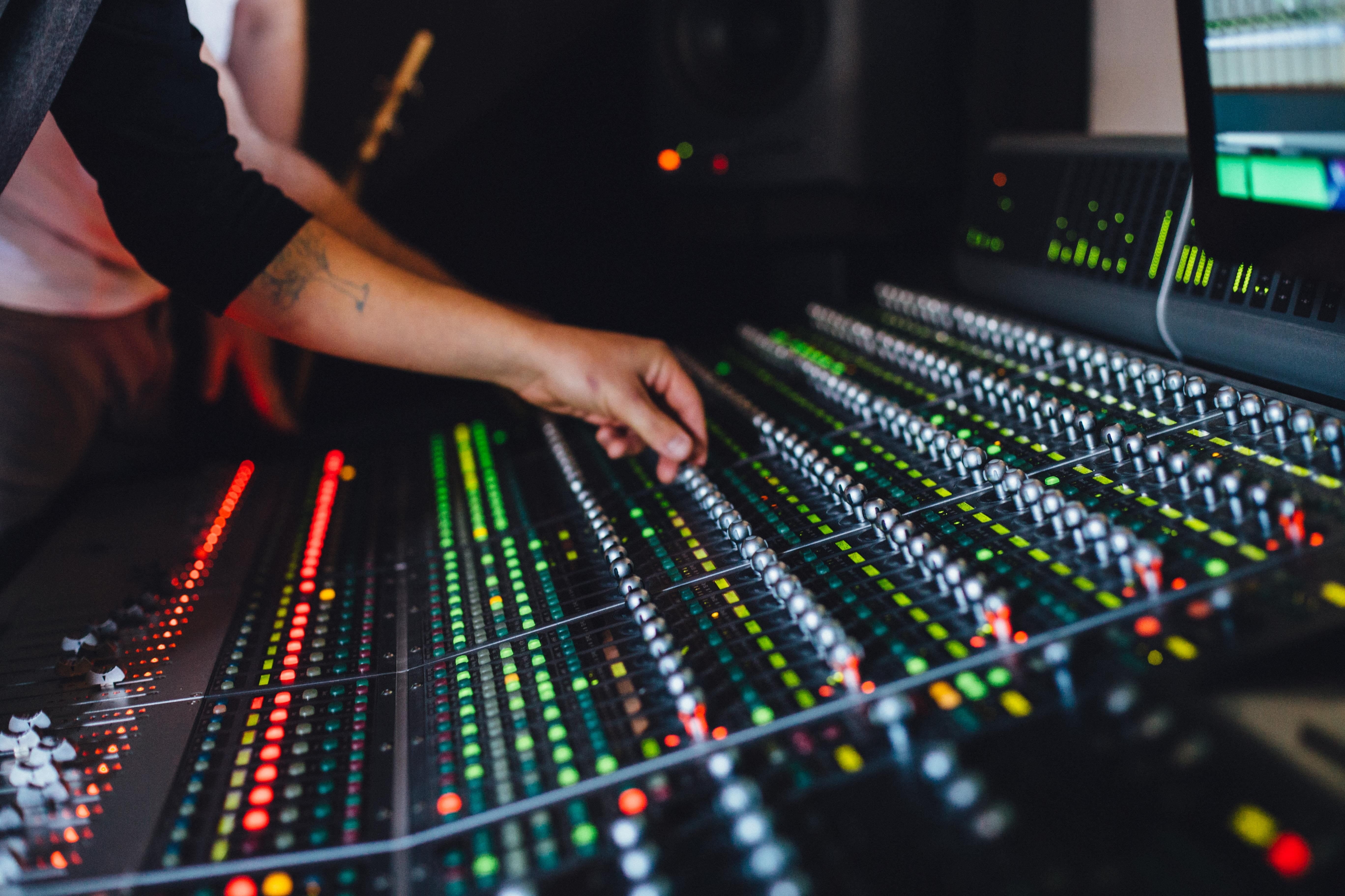 push button, mixing, 5K, nightlife, complexity, technology, equipment, studio, audio equipment, indoors, using, sound recording equipment, electronics industry, HD Wallpaper