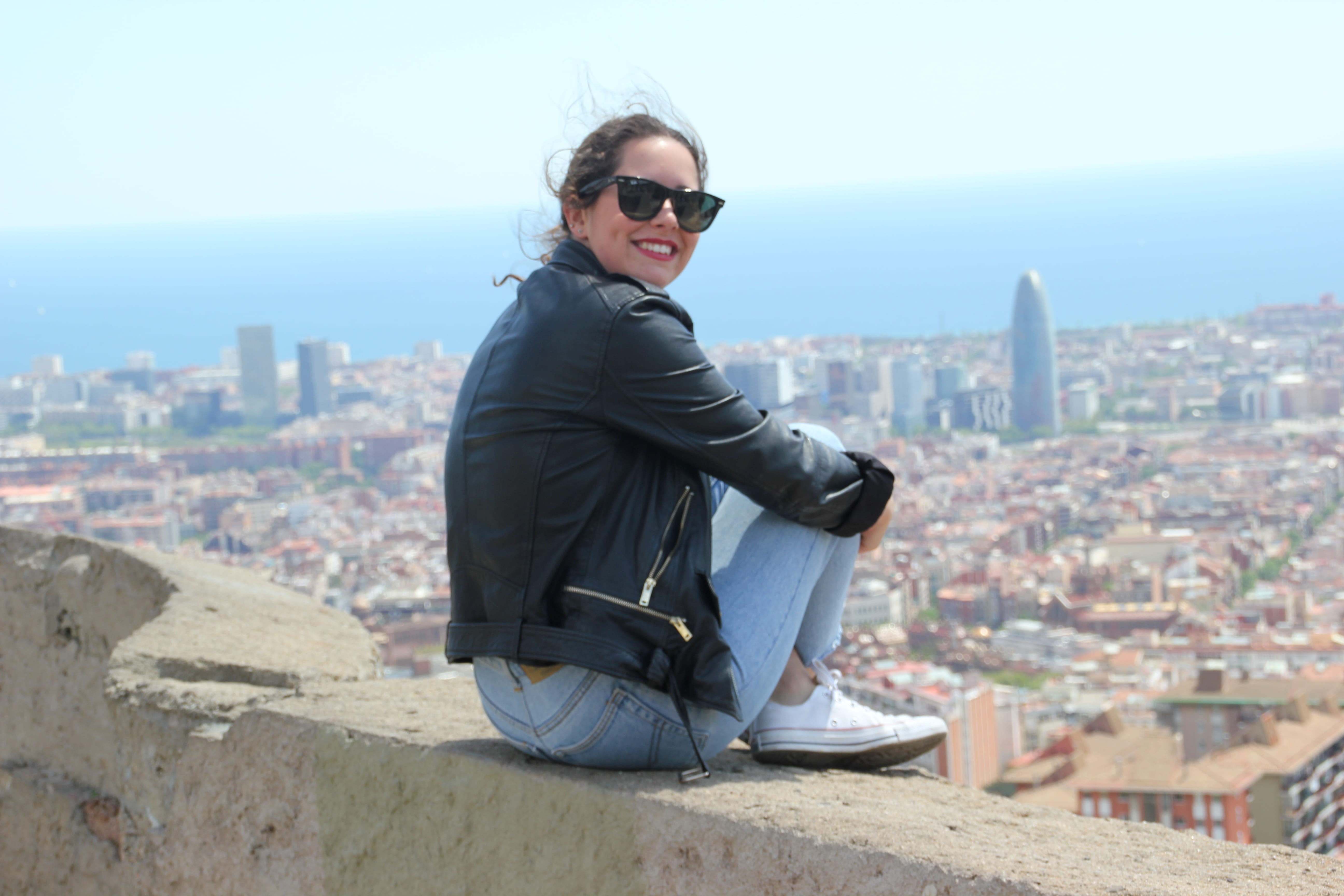 leisure activity, crowded, real people, fashion, panoramic, lifestyles, sea, portrait, built structure, city, glasses, barcelona, outdoors, smiling, sunglasses, HD Wallpaper