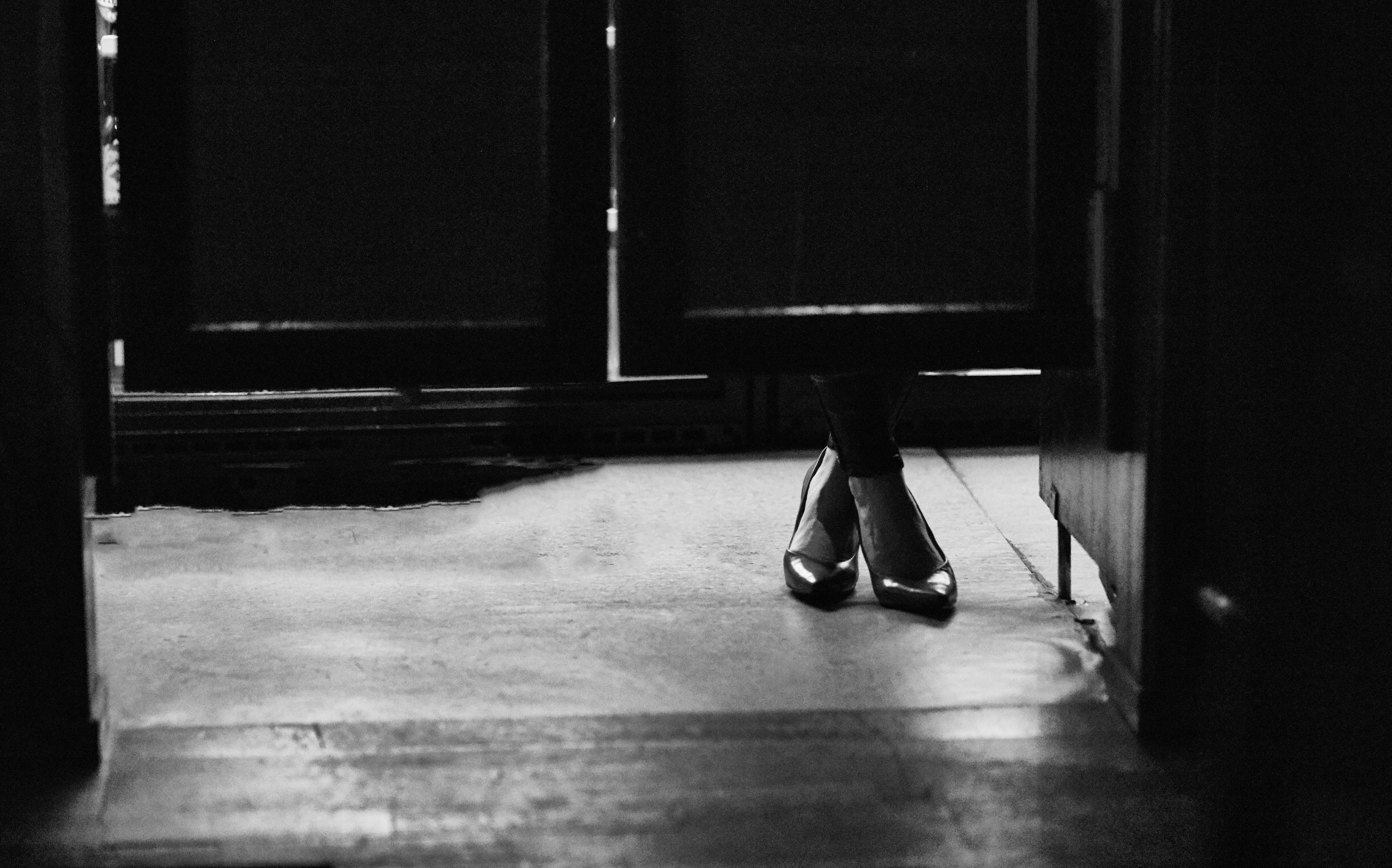 high heels, door, men, people, human Foot, females, walking, woman, shoes, solitude, feet, monochrome, indoors, waiting, entrance, doorway, photography, HD Wallpaper