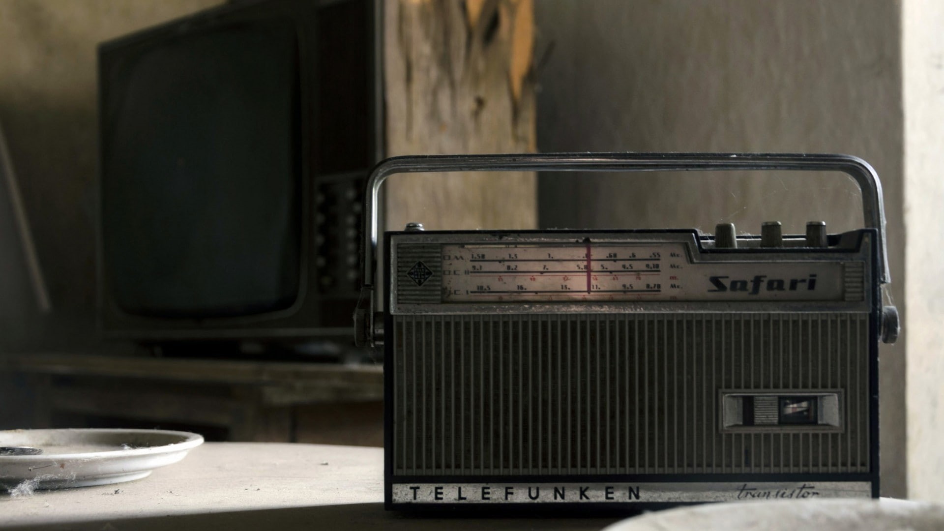 dust, metal, analog, still life, communication, indoors, music, tray, abandoned, old, electrical equipment, technology, vintage, 1080P, retro styled, television sets, HD Wallpaper