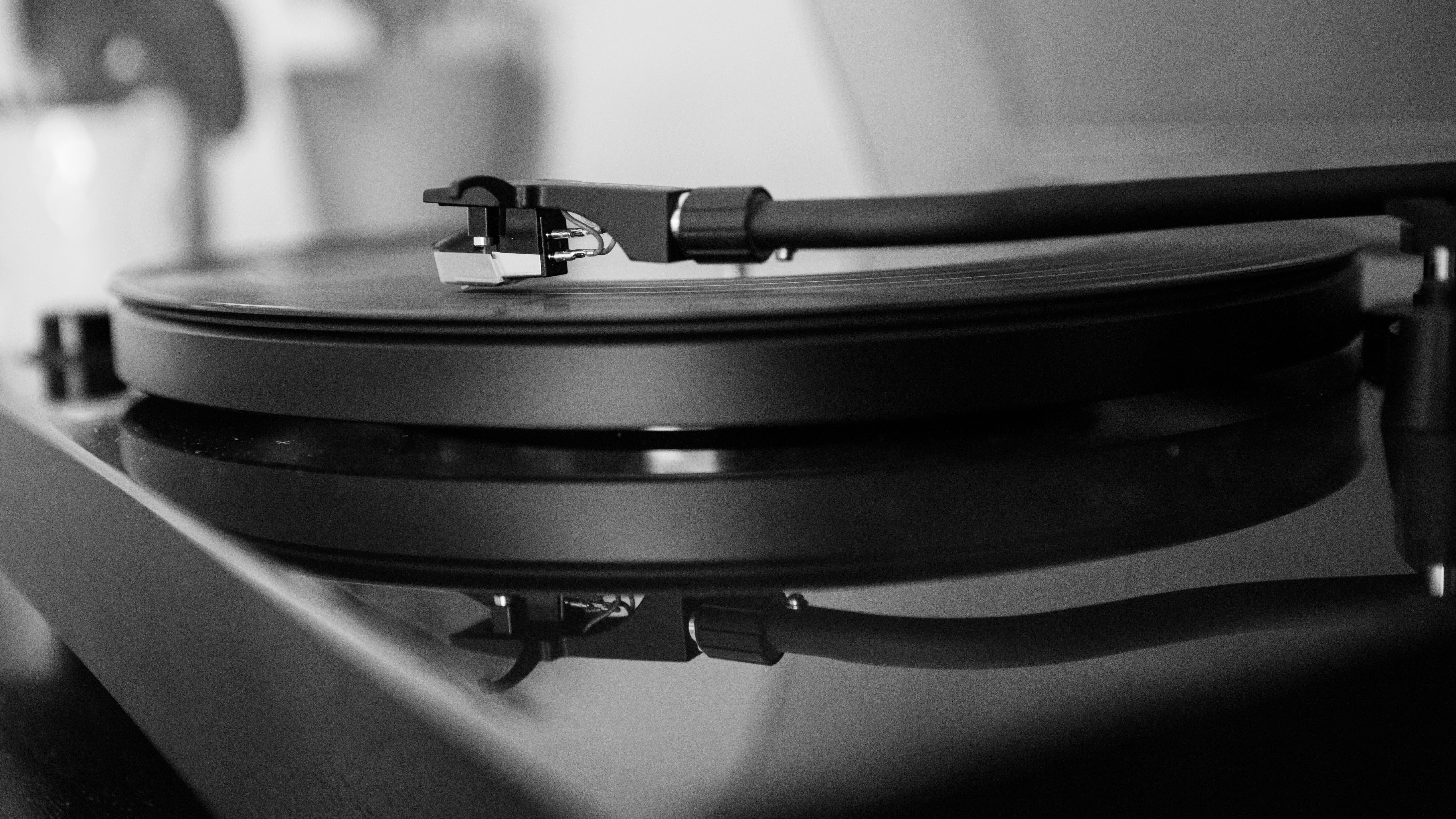 retro styled, audio, black, record, single object, black and white, disc, no people, gramophone, selective focus, close-up, reflection, monochrome, music, HD Wallpaper