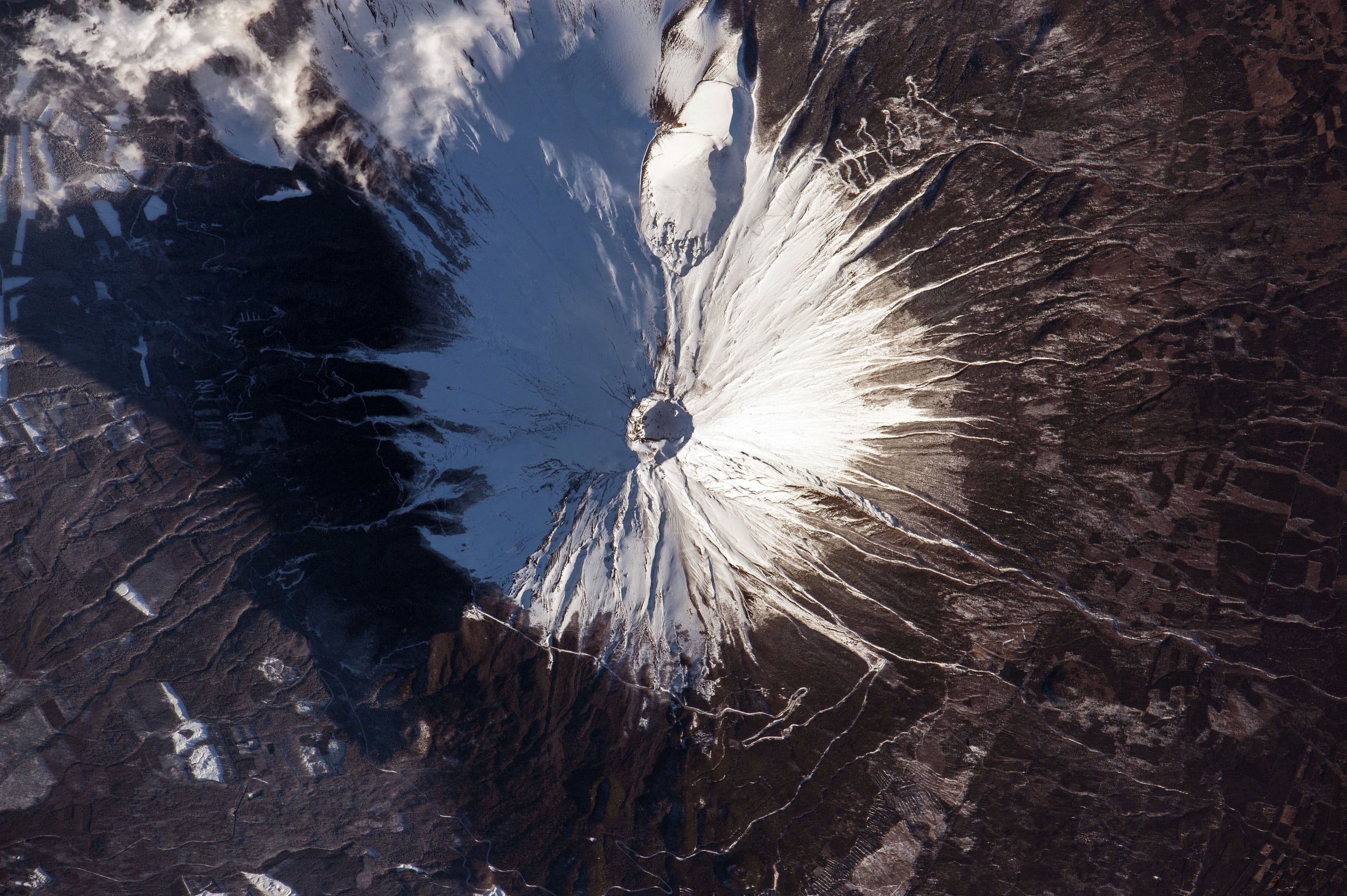 one animal, rock - object, international space station, snow, environment, expedition 46, fuji, sunlight, tree, landmark, japan, astronaut, iss, water, HD Wallpaper