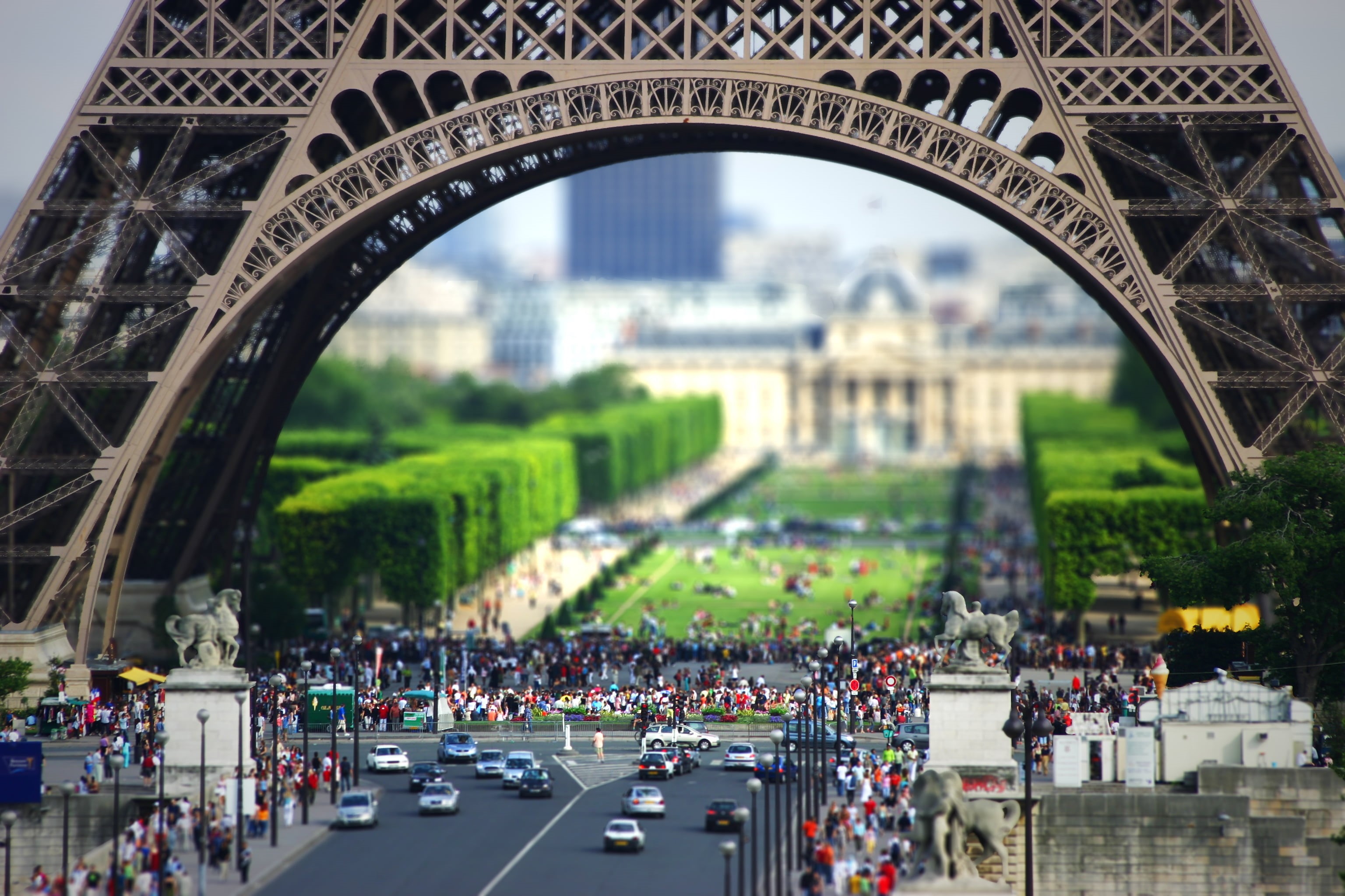 travel destinations, mode of transportation, travel, arch, outdoors, tower, transportation, street, Eiffel Tower, eiffel, crowd, 2K, traffic, high angle view, HD Wallpaper