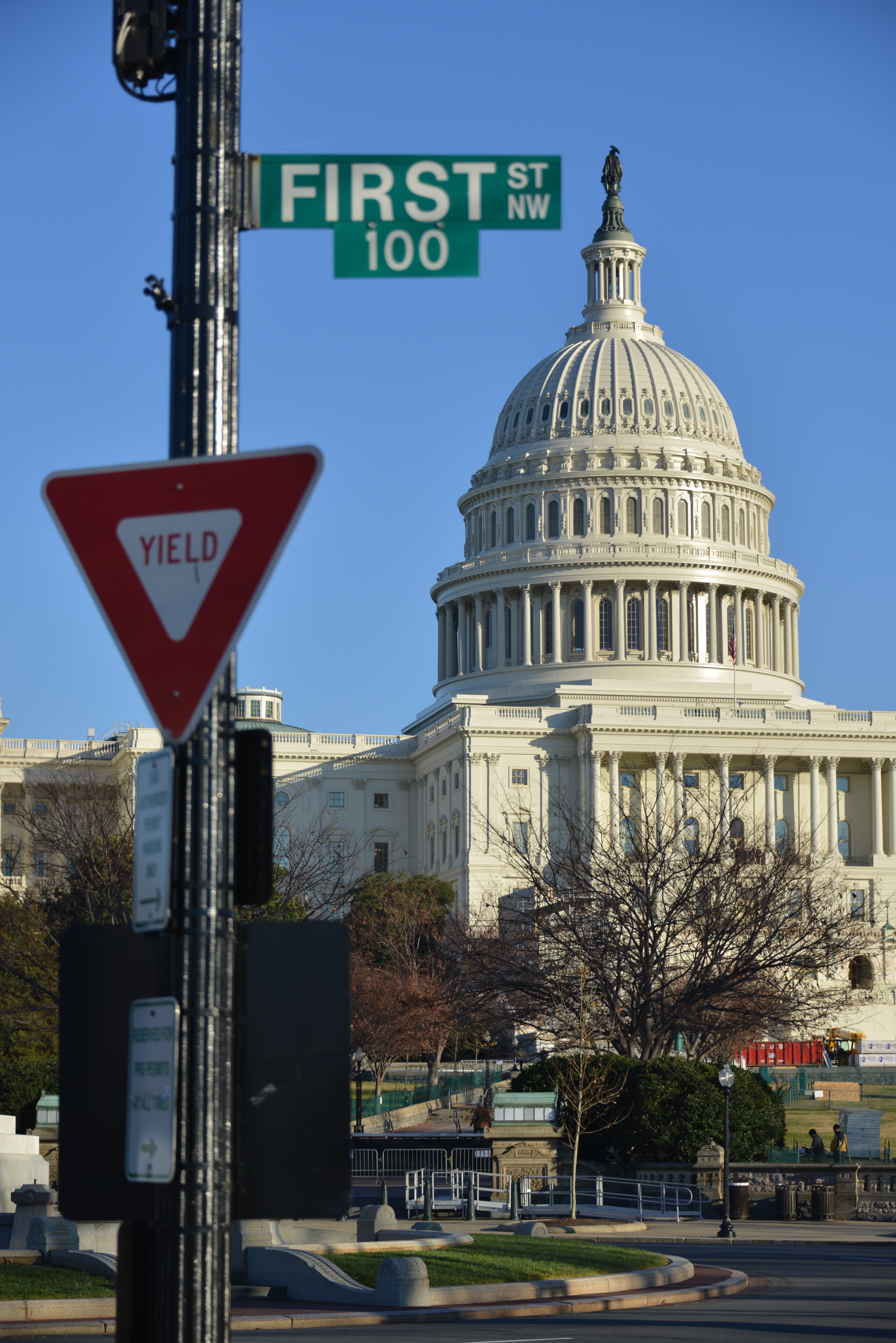 city, road sign, s, no people, guidance, outdoors, building exterior, western script, politicians, building, federal, capitol, 5K, tree, America, sky, Phone HD Wallpaper