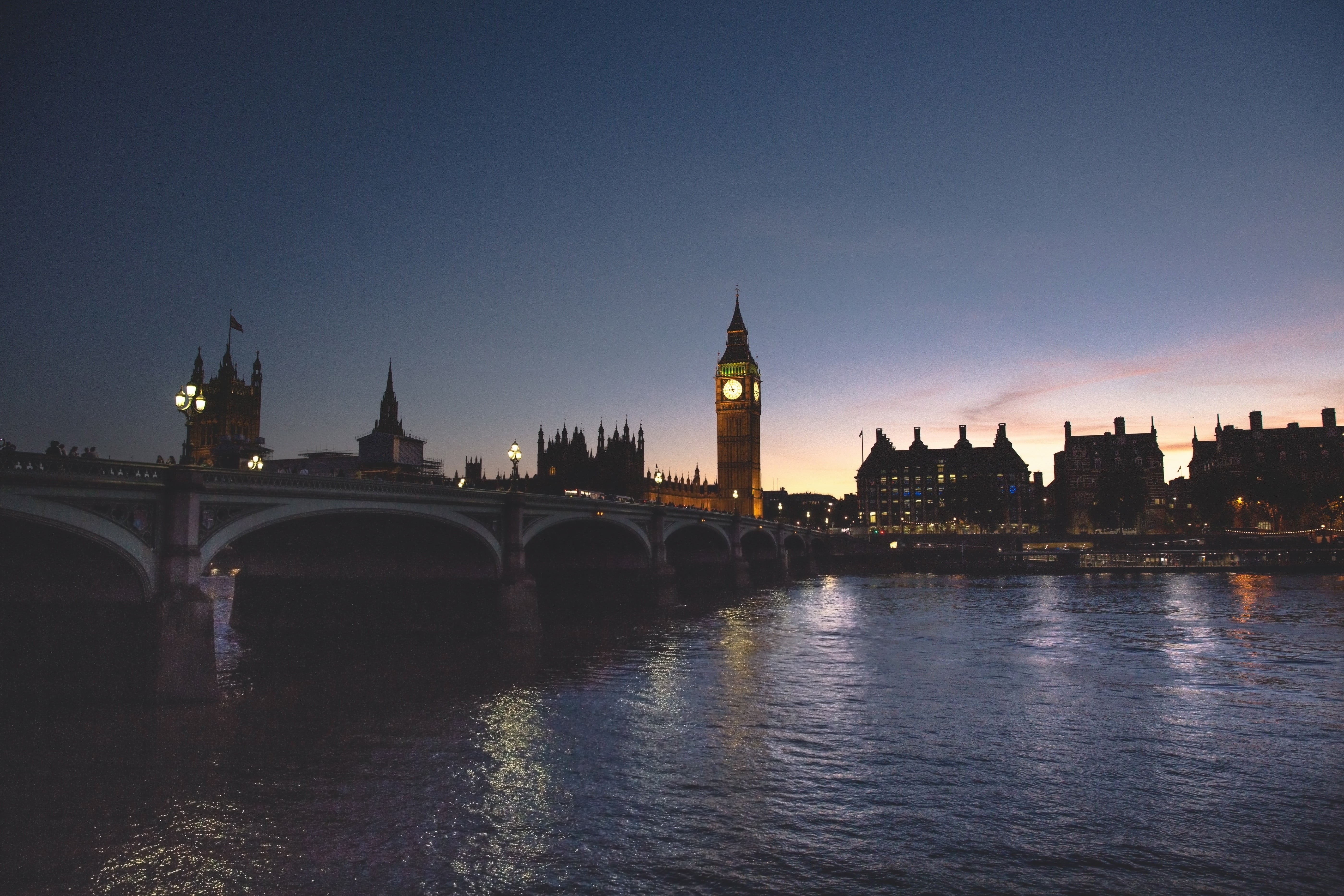 arch bridge, bridge, water, sky, outdoors, river, Big Ben, palace, London, bridge - man made structure, clock tower, building exterior, evening, city, built structure, HD Wallpaper