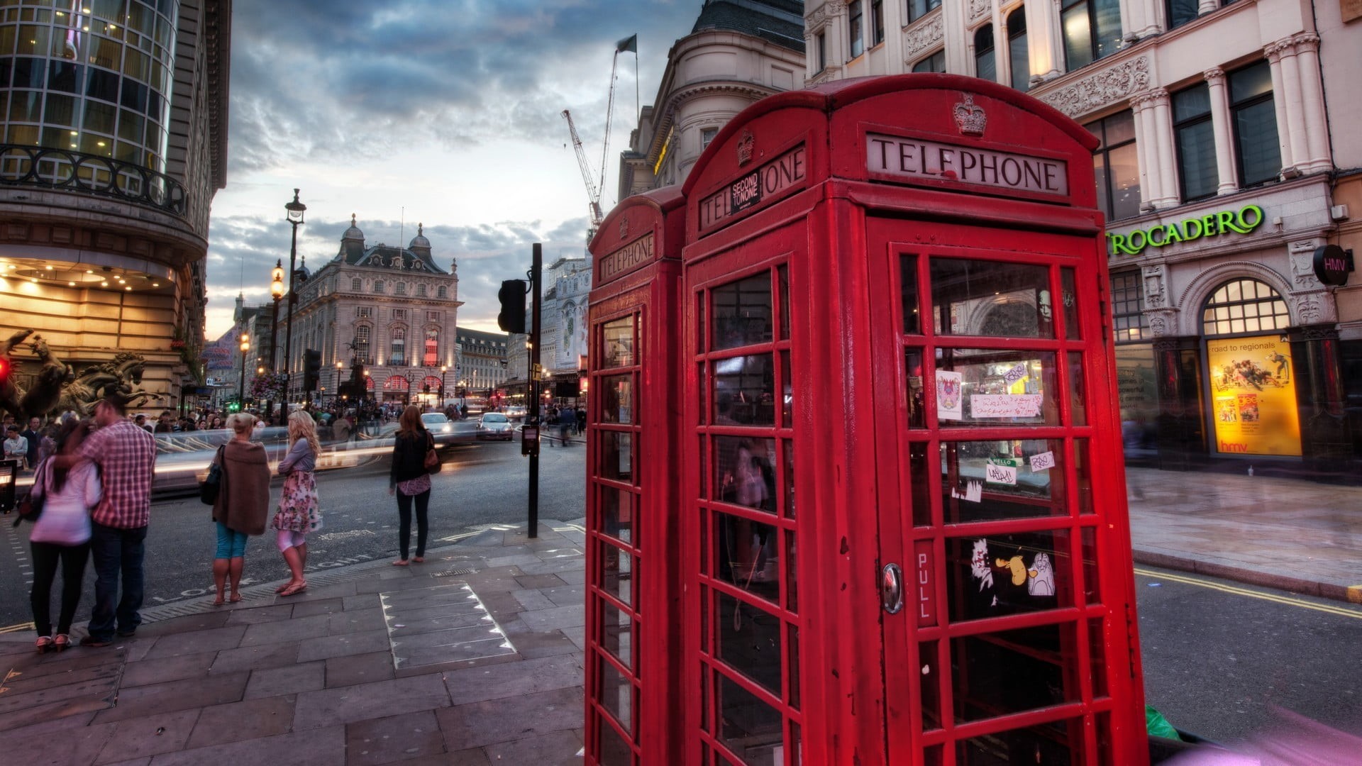 city, architecture, adult, cloud - sky, real people, outdoors, sidewalk, street, women, day, London, telephone, building exterior, incidental people, urban, HD Wallpaper