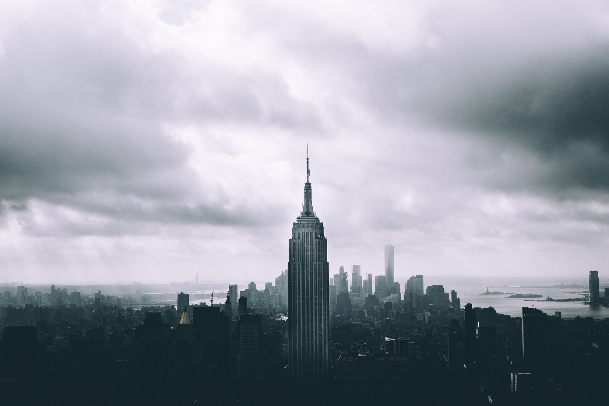 cloud - sky, office building exterior, tall - high, New York City, skyscraper, tower, financial district, sky, built structure, cityscape, outdoors, city, HD Wallpaper