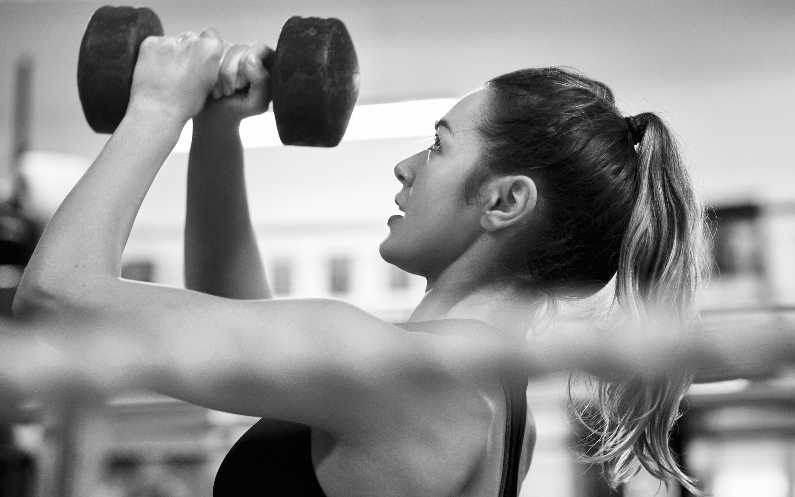athlete, strength, gym, 2K, gyms, healthy lifestyle, portrait, lifestyles, real people, monochrome, dumbbells, body conscious, indoors, adult, exercising, HD Wallpaper