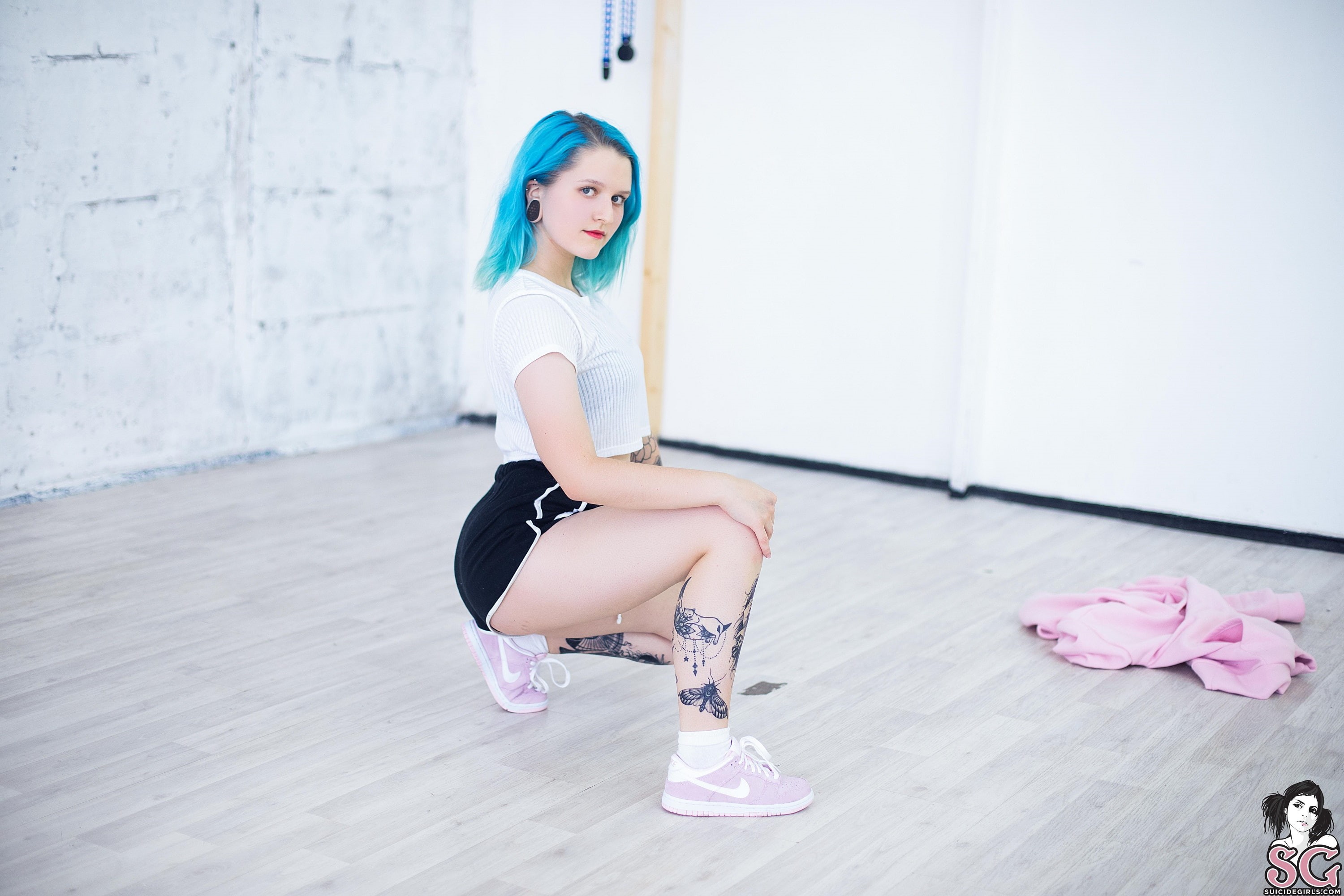looking at viewer, one person, shoe, beautiful woman, ballet dancer, inked girls, tattoo, Redkaya, fashion, crop top, Nike, dancing, blue hair, women indoors, HD Wallpaper