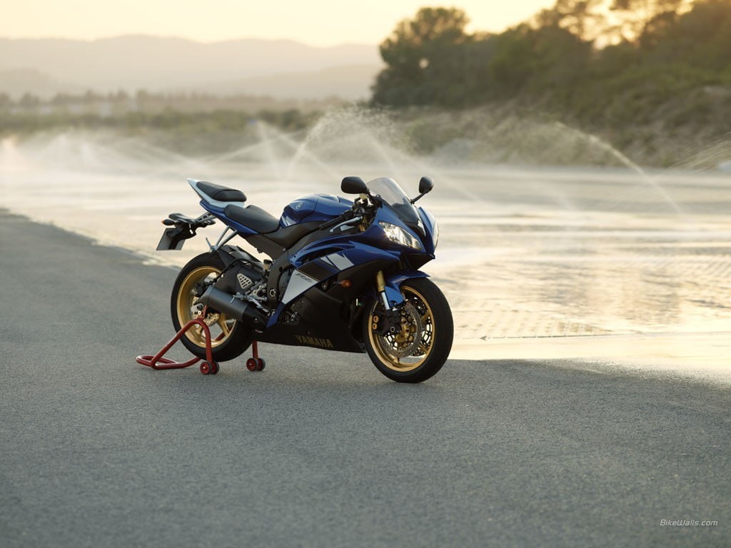 mode of transportation, day, sunlight, biker, motorcycle, motion, land vehicle, 480P, speed, transportation, Yamaha R6, road, road trip, sport, city, headwear, HD Wallpaper