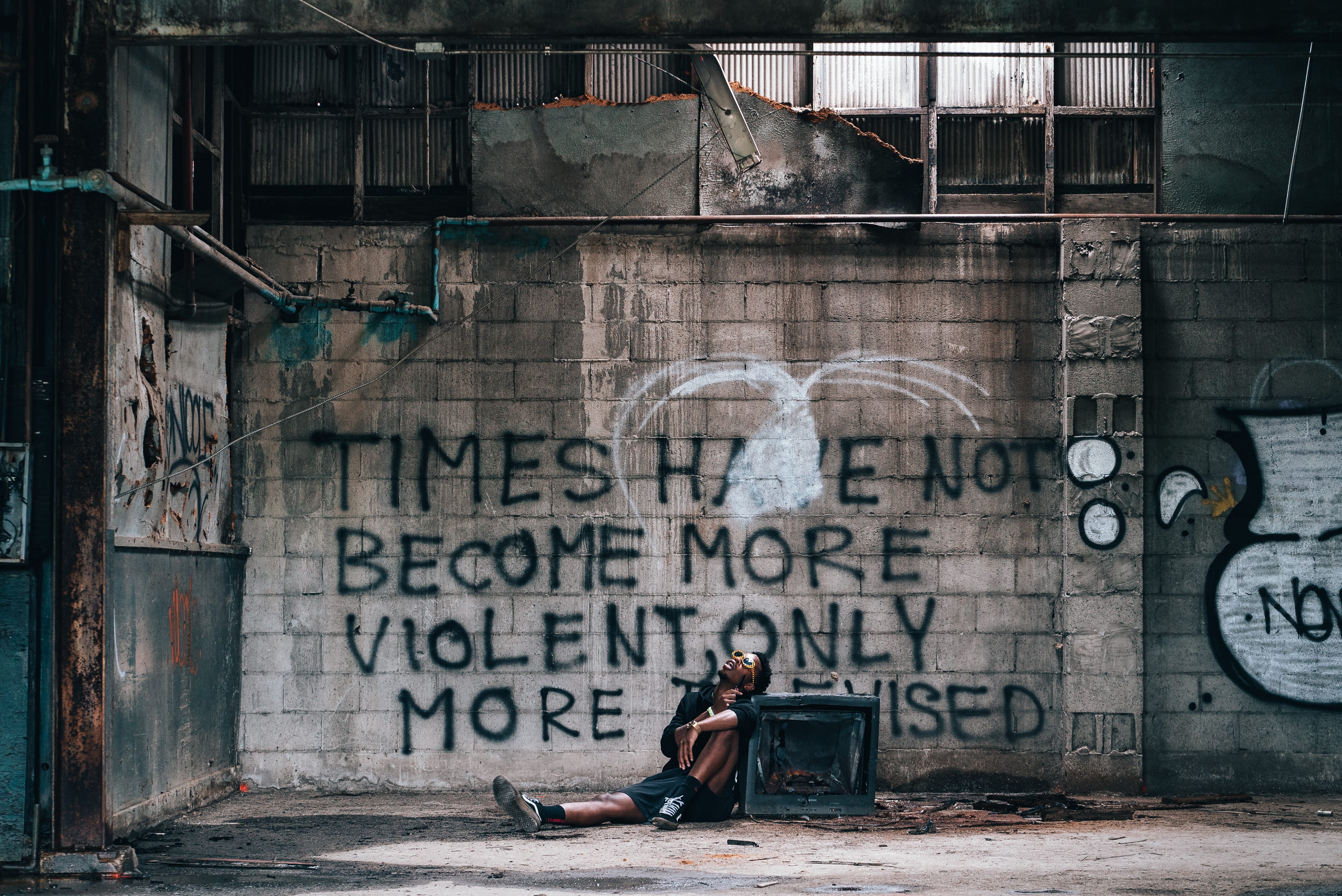 alleyway, sitting, old, longexposure, dirty, 4K, graffiti, alley, architecture, poverty, wall - Building Feature, leaning, wall, text, dark, one Person, HD Wallpaper